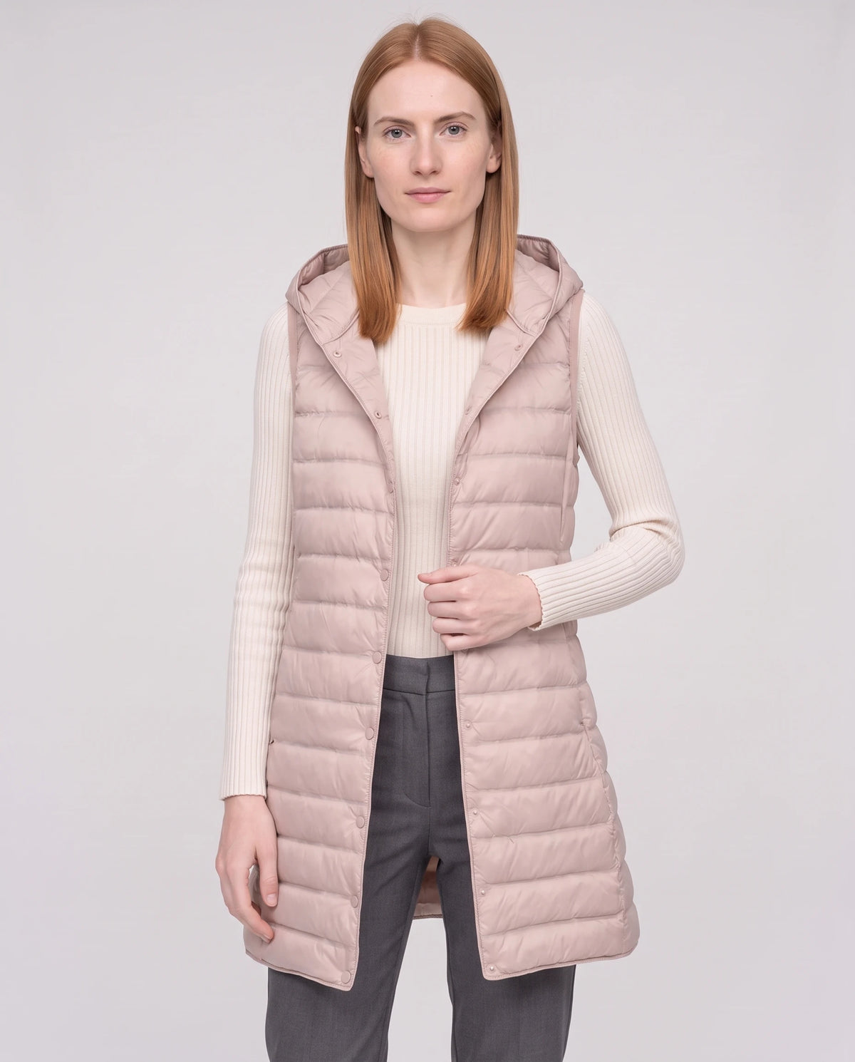 Gilet long sans manches à capuche Lorette Rose Poudré, vue de face rapprochée