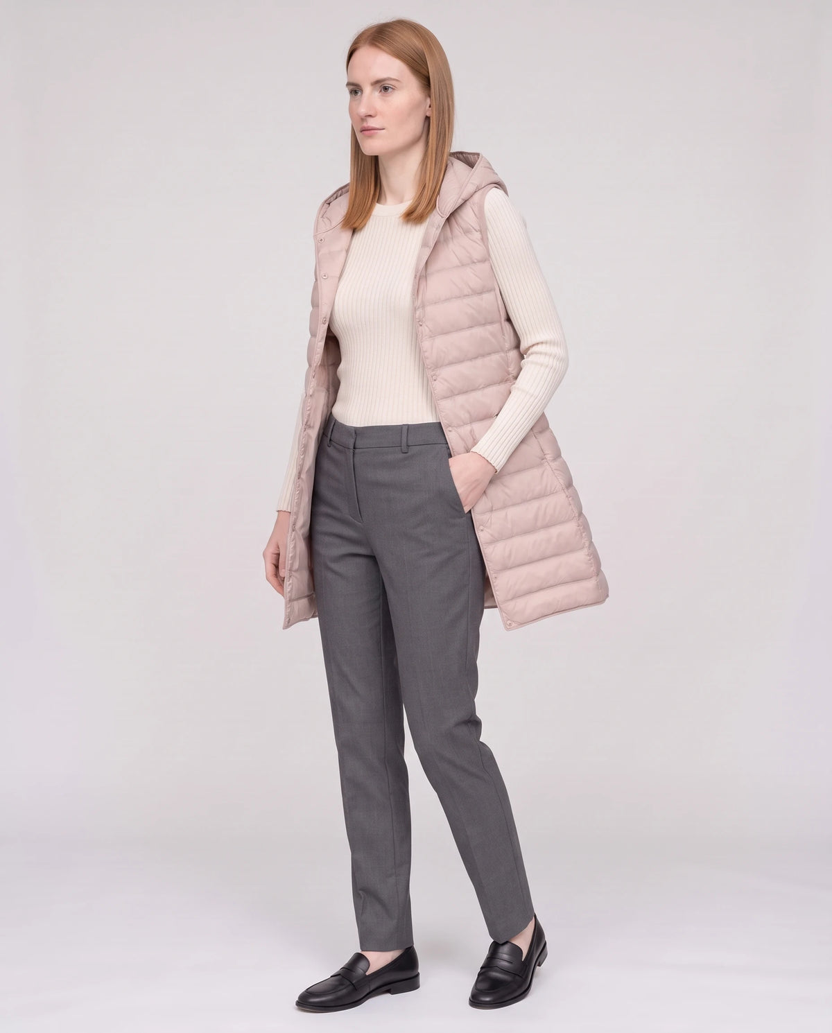 Gilet long sans manches Lorette Rose Poudré, porté ouvert sur un sous-pull écru