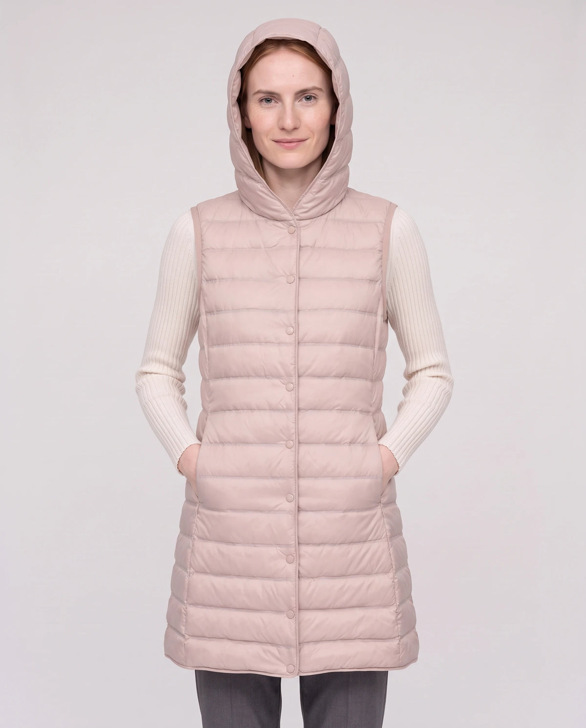 Gilet long sans manches Lorette Rose Poudré, capuche relevée, vue de face
