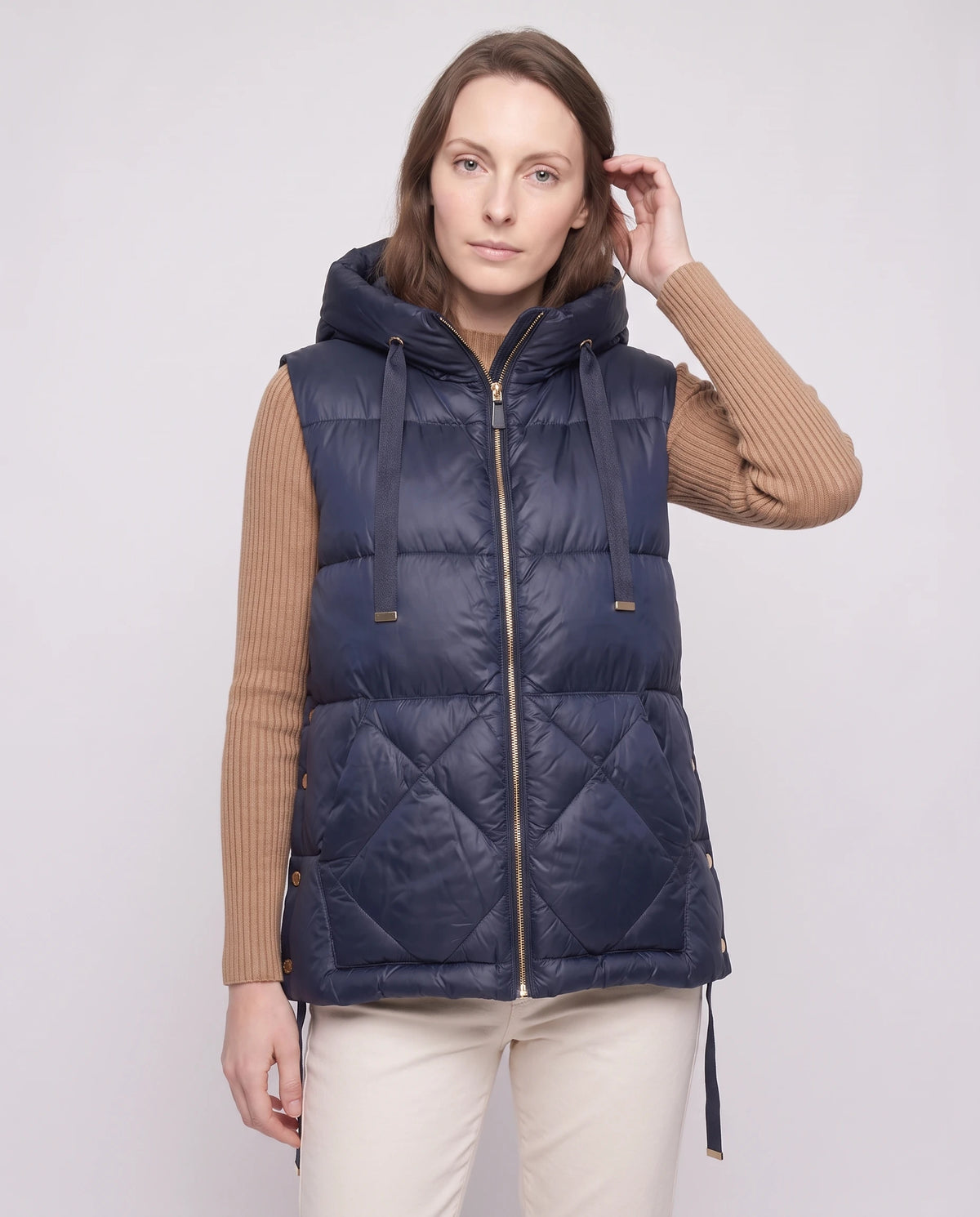 Gilet matelassé à capuche et grandes poches Corinne en Bleu Marine, plan rapproché, capuche baissée, zip doré fermé