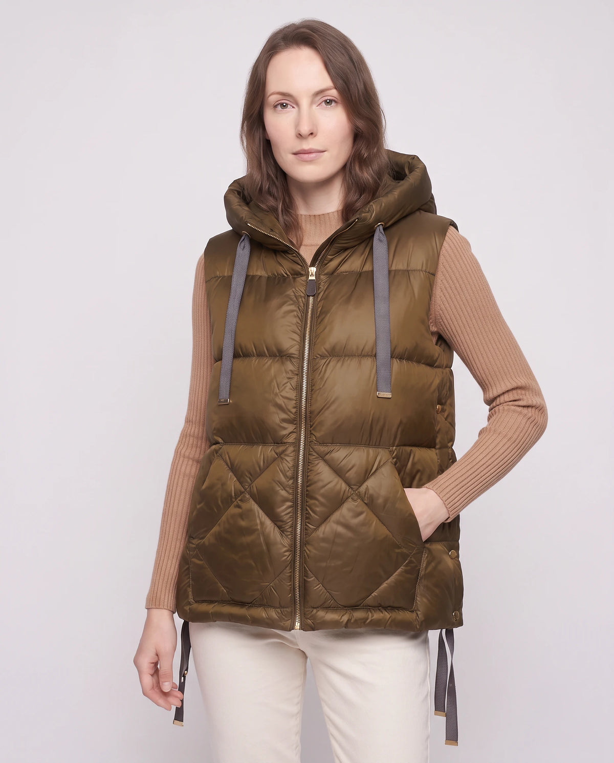 Gilet matelassé à capuche et grandes poches Corinne en Brun, plan rapproché, capuche baissée, zip doré fermé