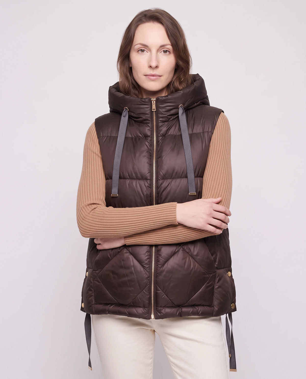 Gilet matelassé à capuche et grandes poches Corinne en Chocolat Foncé, plan rapproché, capuche baissée, zip doré fermé