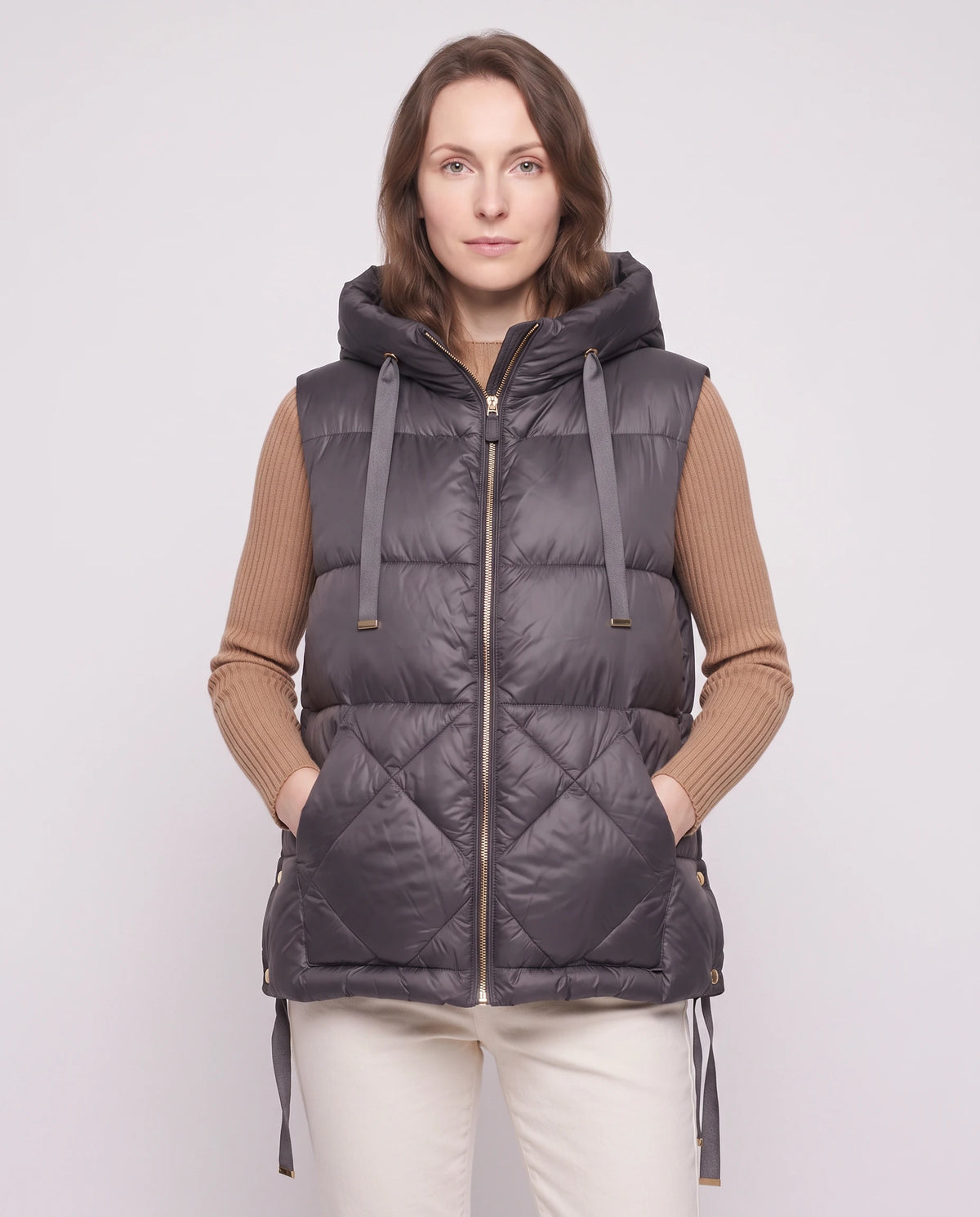 Gilet matelassé à capuche et grandes poches Corinne en Gris Anthracite, plan rapproché, mains dans les poches