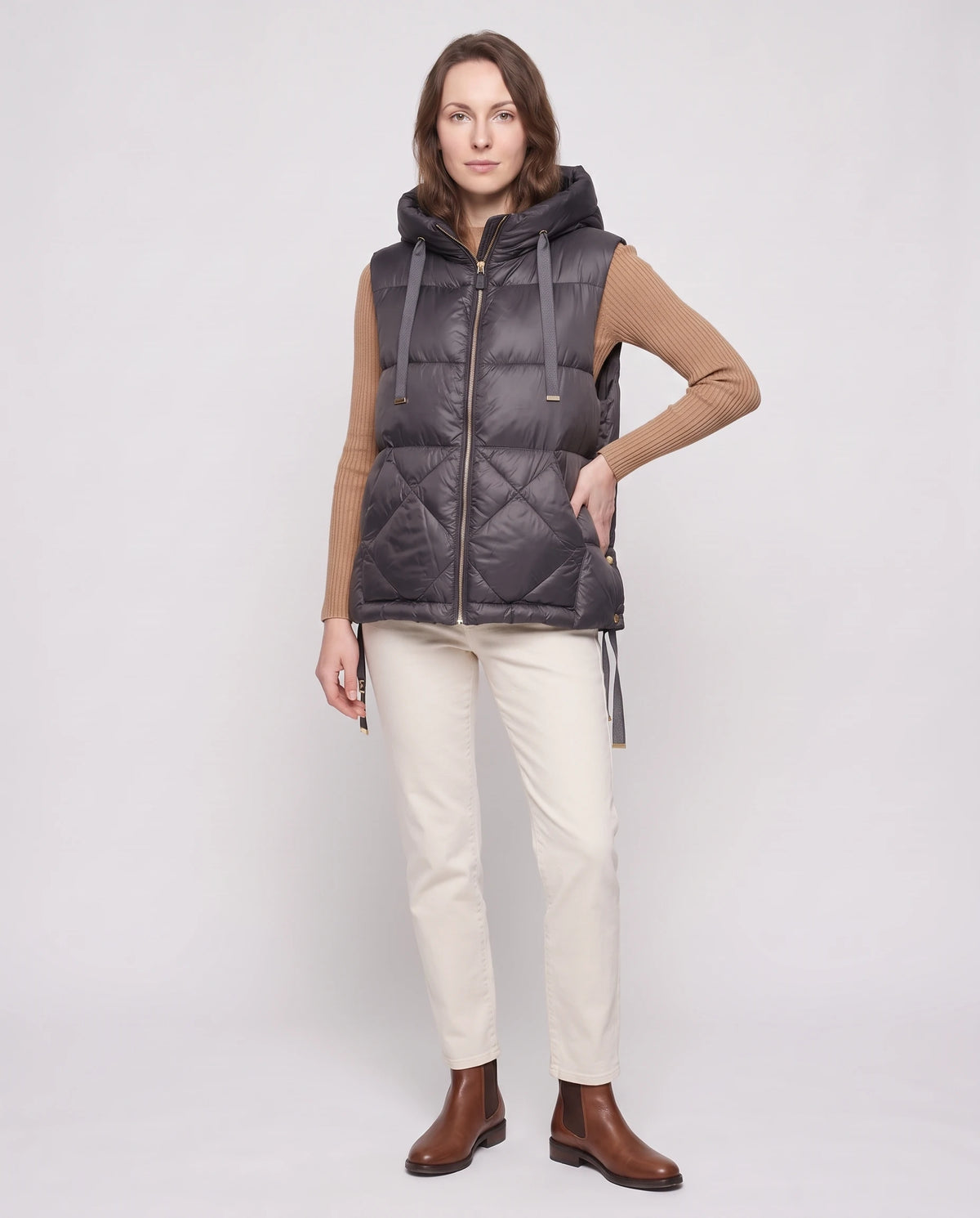 Gilet matelassé à capuche et grandes poches Corinne en Gris Anthracite, vue de face en pied, canaux horizontaux et losanges