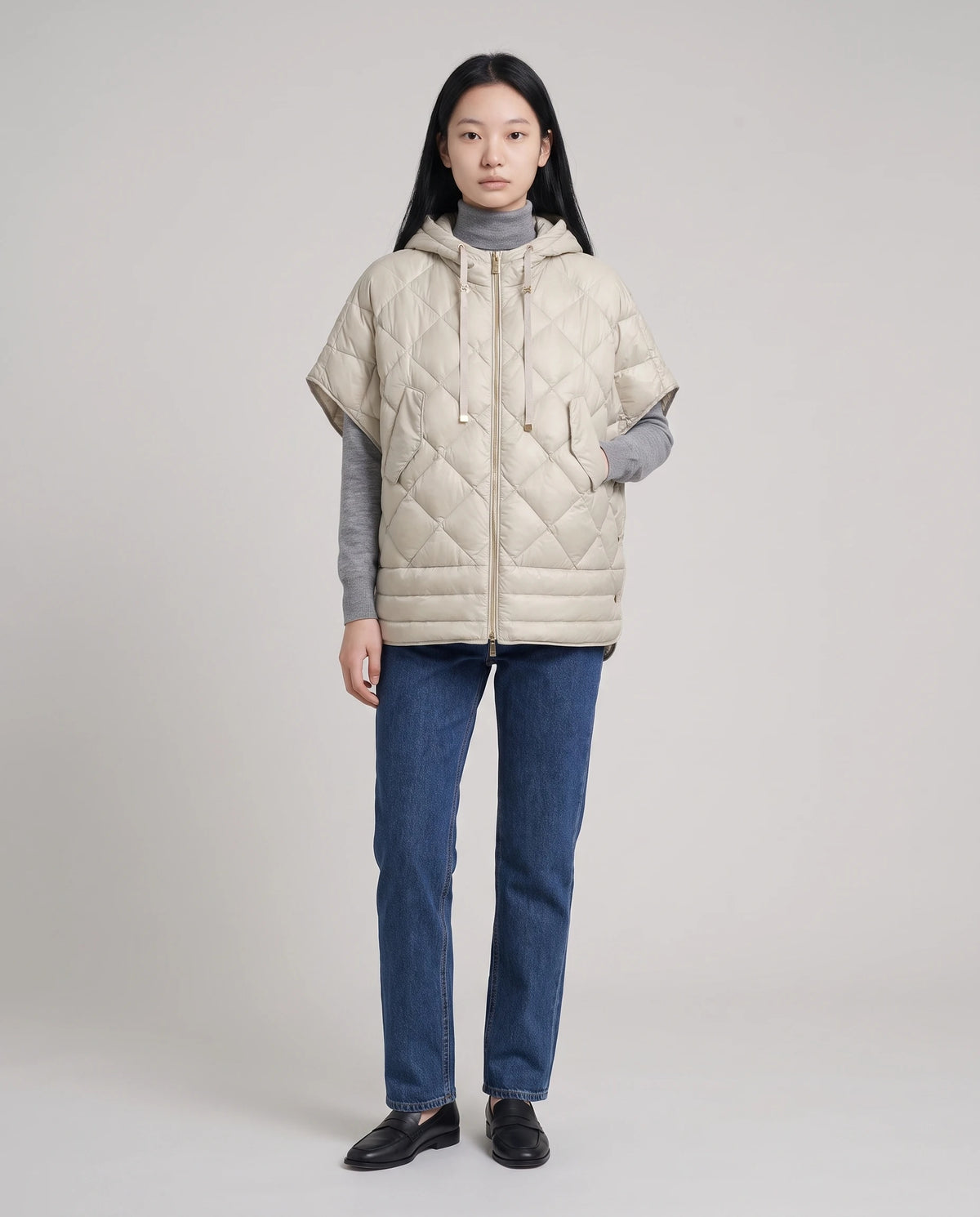 Gilet matelassé à capuche et pressions Céline en Beige, vue de face en pied, zippé, capuche baissée