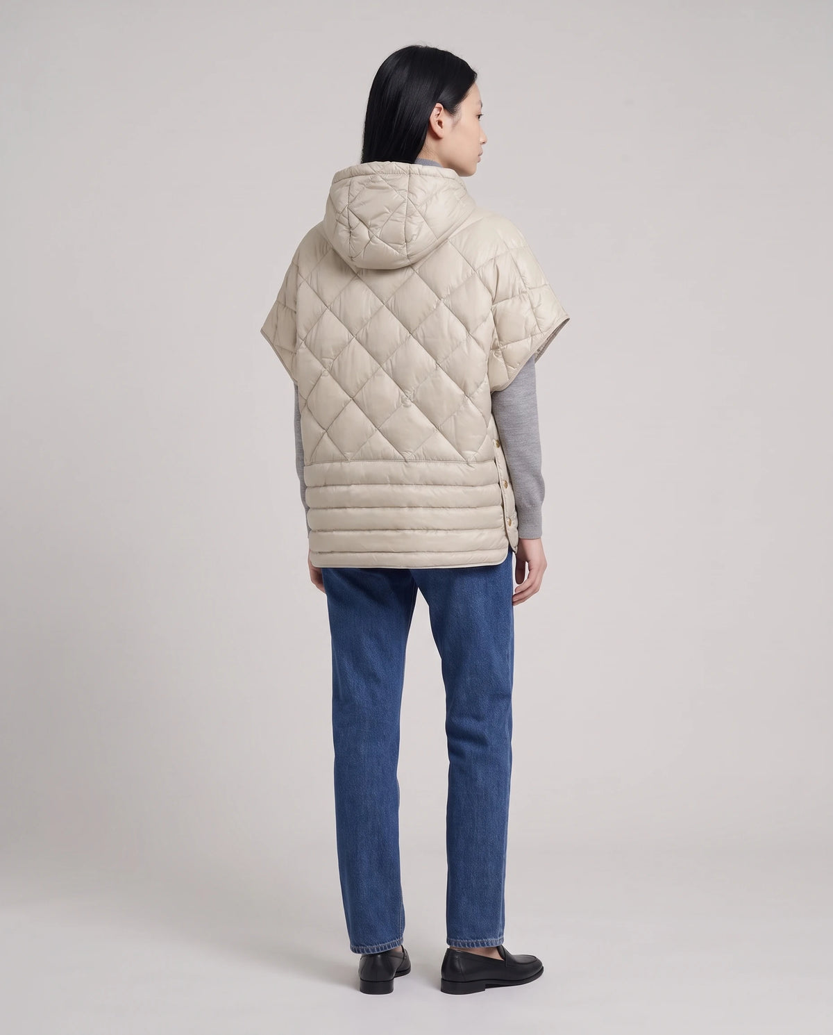 Gilet matelassé à capuche et pressions Céline en Beige, vue de dos, losanges et bande d'ourlet à canaux horizontaux