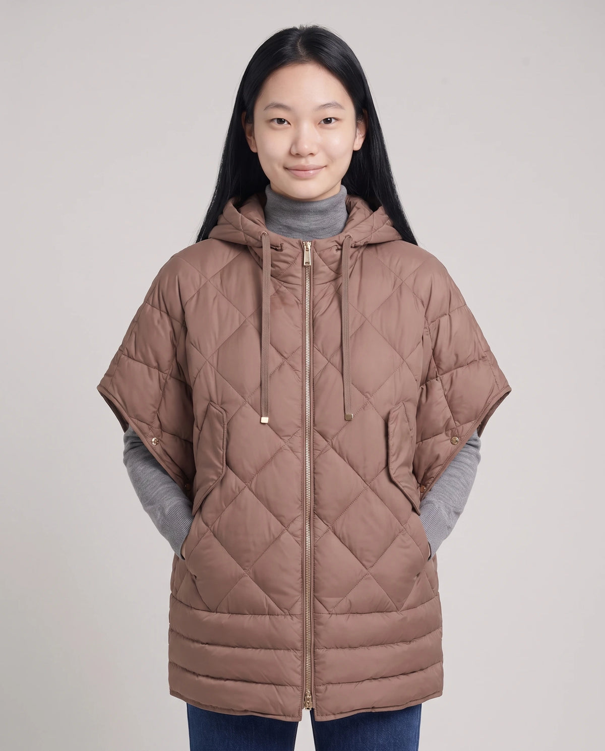 Gilet matelassé à capuche et pressions Céline en Brun Cacao, plan rapproché de face, capuche baissée, cordon à embouts dorés
