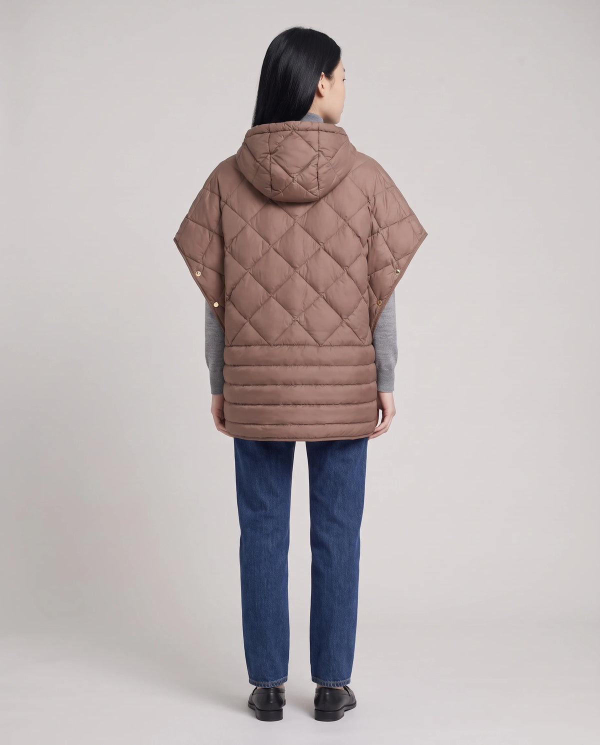 Gilet matelassé à capuche et pressions Céline en Brun Cacao, vue de dos, losanges et bande d'ourlet à canaux horizontaux