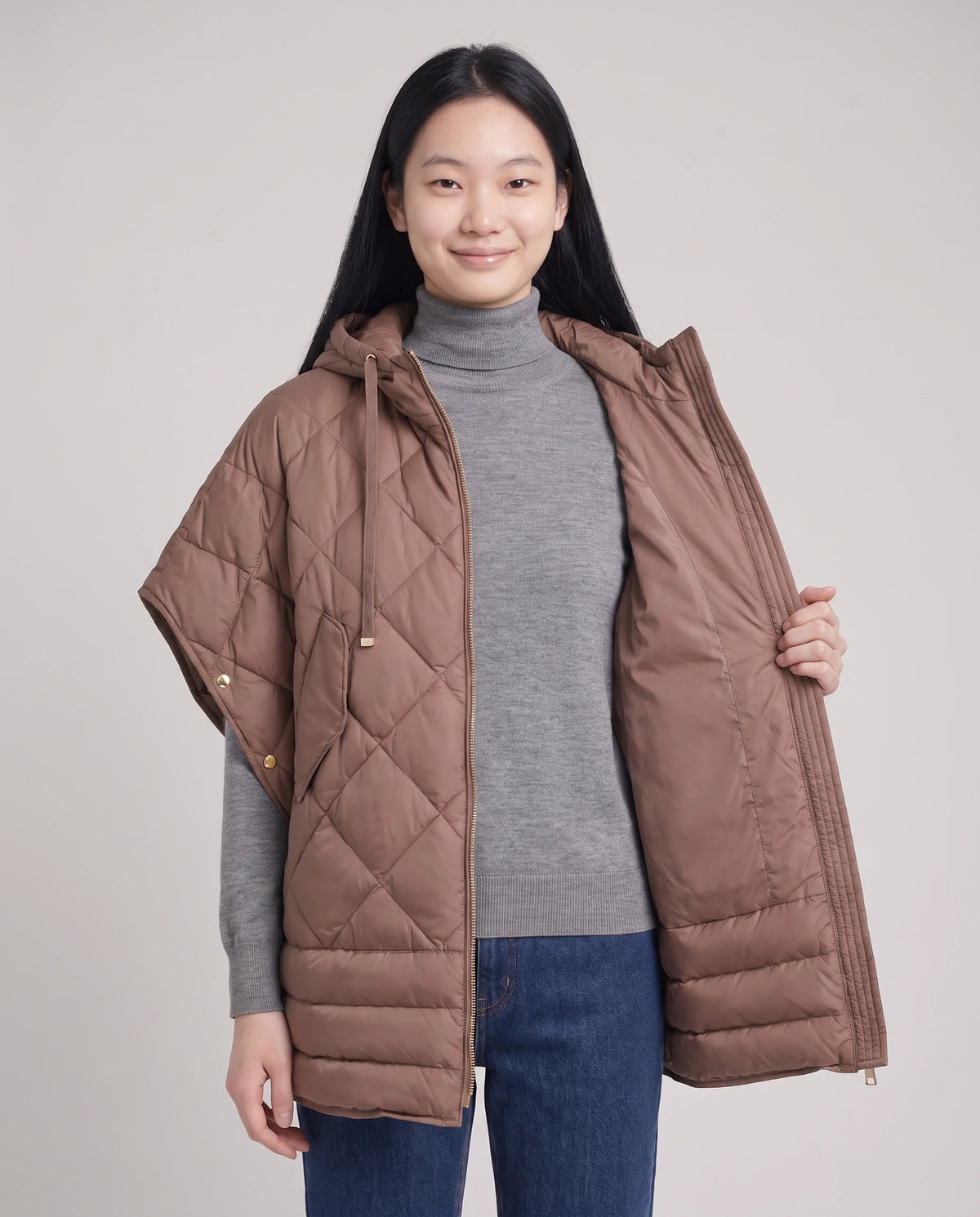 Gilet matelassé à capuche et pressions Céline en Brun Cacao, porté ouvert sur un col roulé gris chiné, plan rapproché
