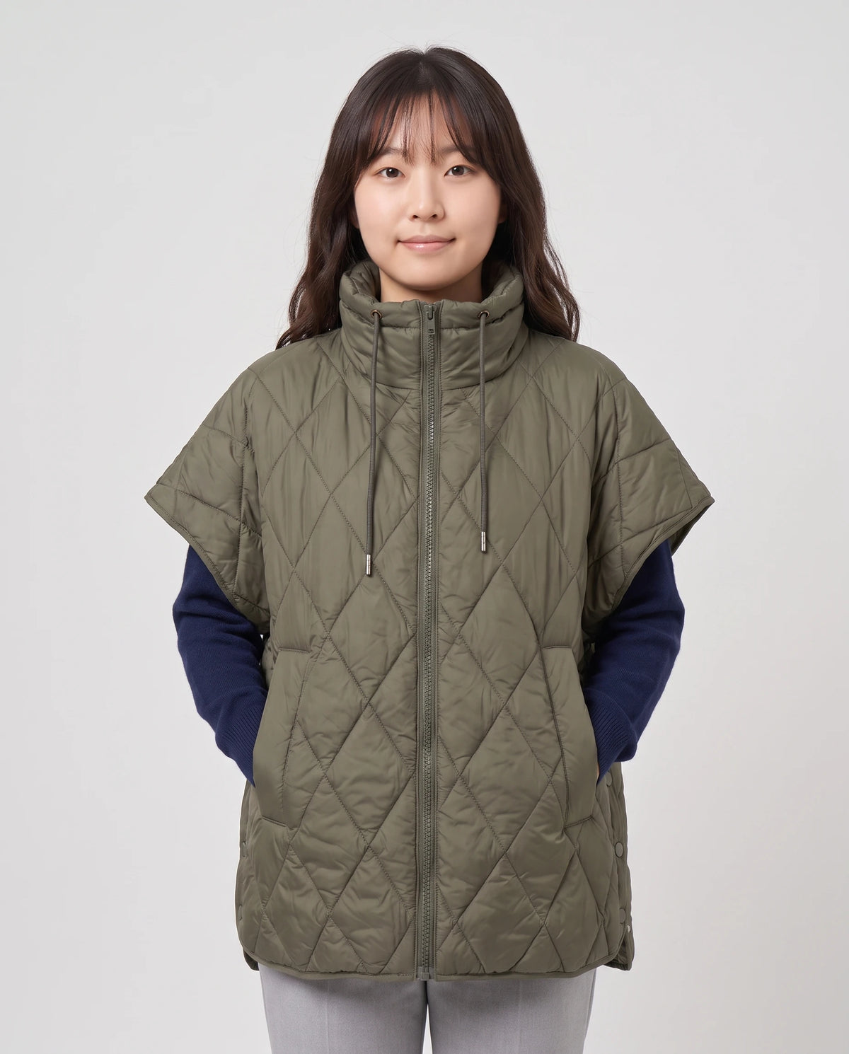 Gilet matelassé à col cordon Line en Vert Olive, plan rapproché de face, col montant fermé, cordon tenu