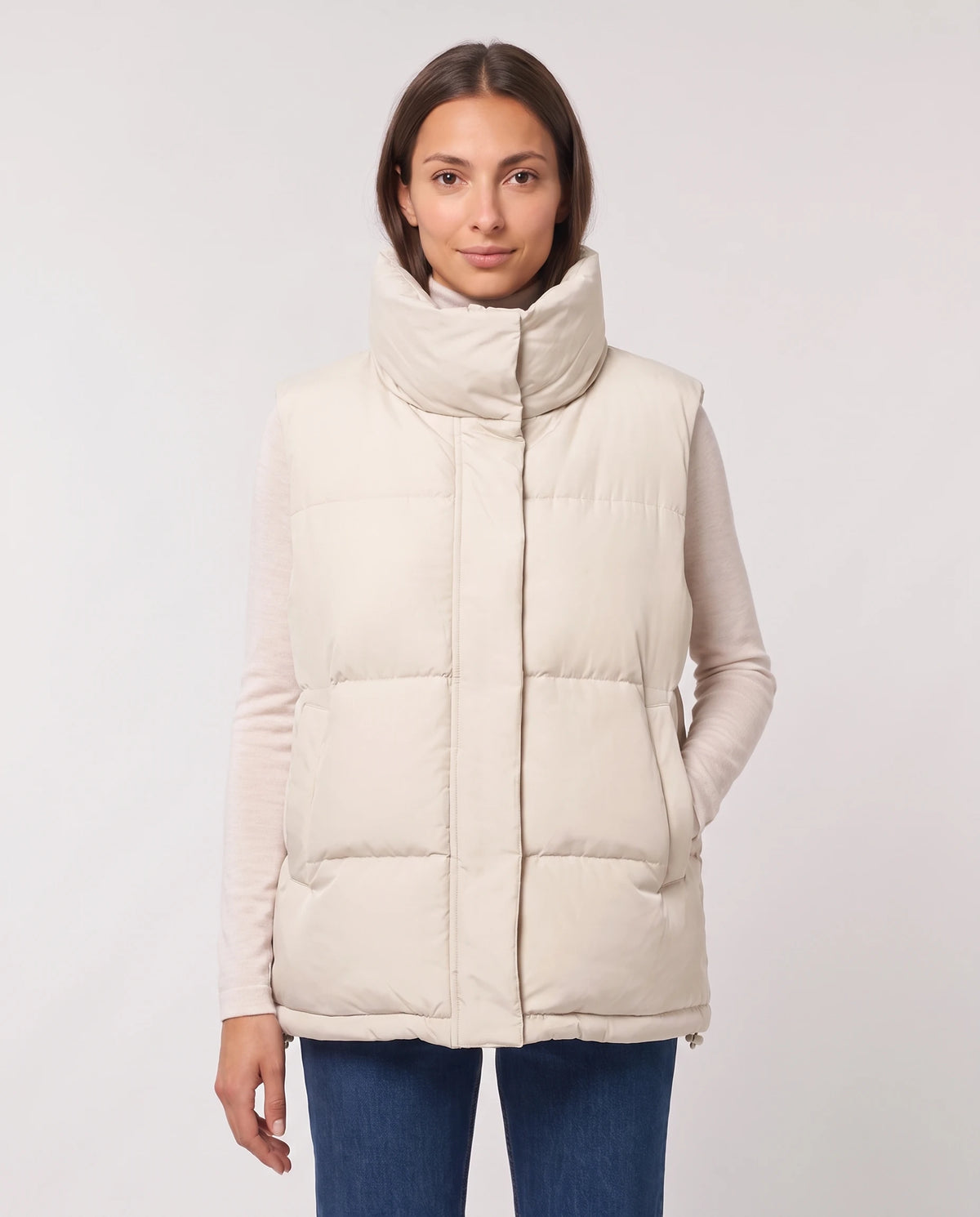 Gilet matelassé oversize à grand col montant et ourlet à cordon Liliane en Blanc Cassé, plan rapproché, col relevé zippé, ourlet à cordon