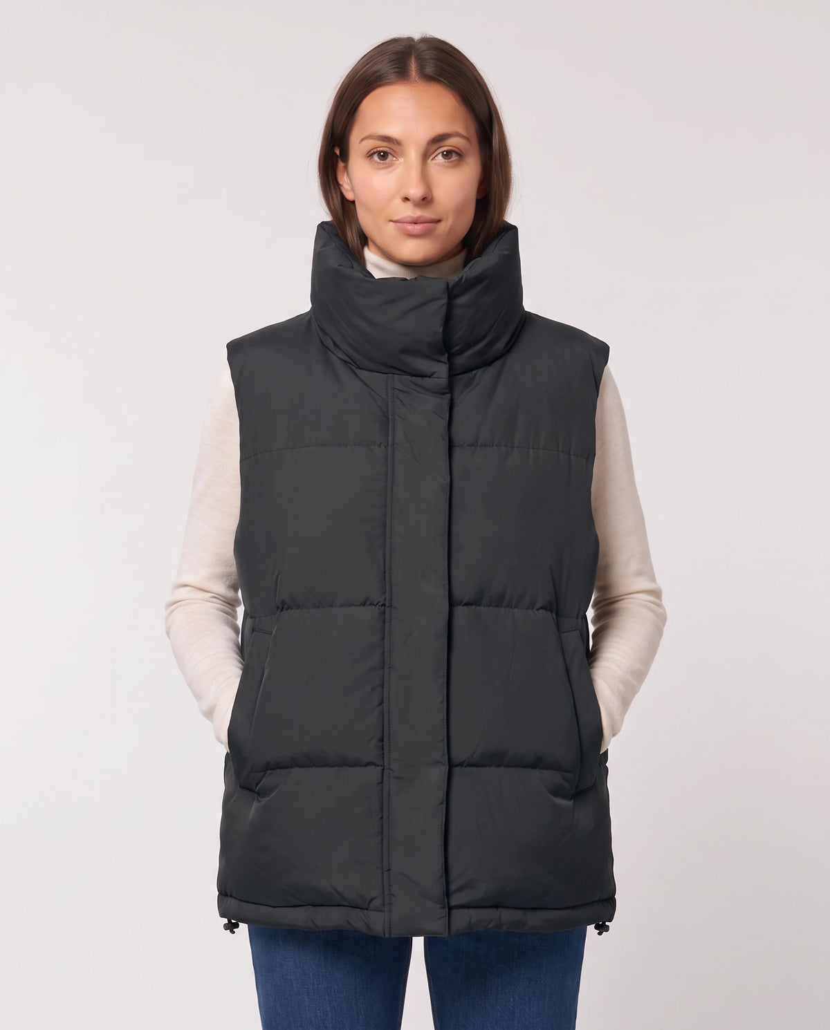 Gilet matelassé oversize à grand col montant et ourlet à cordon Liliane en Noir, plan rapproché, col relevé zippé, ourlet à cordon