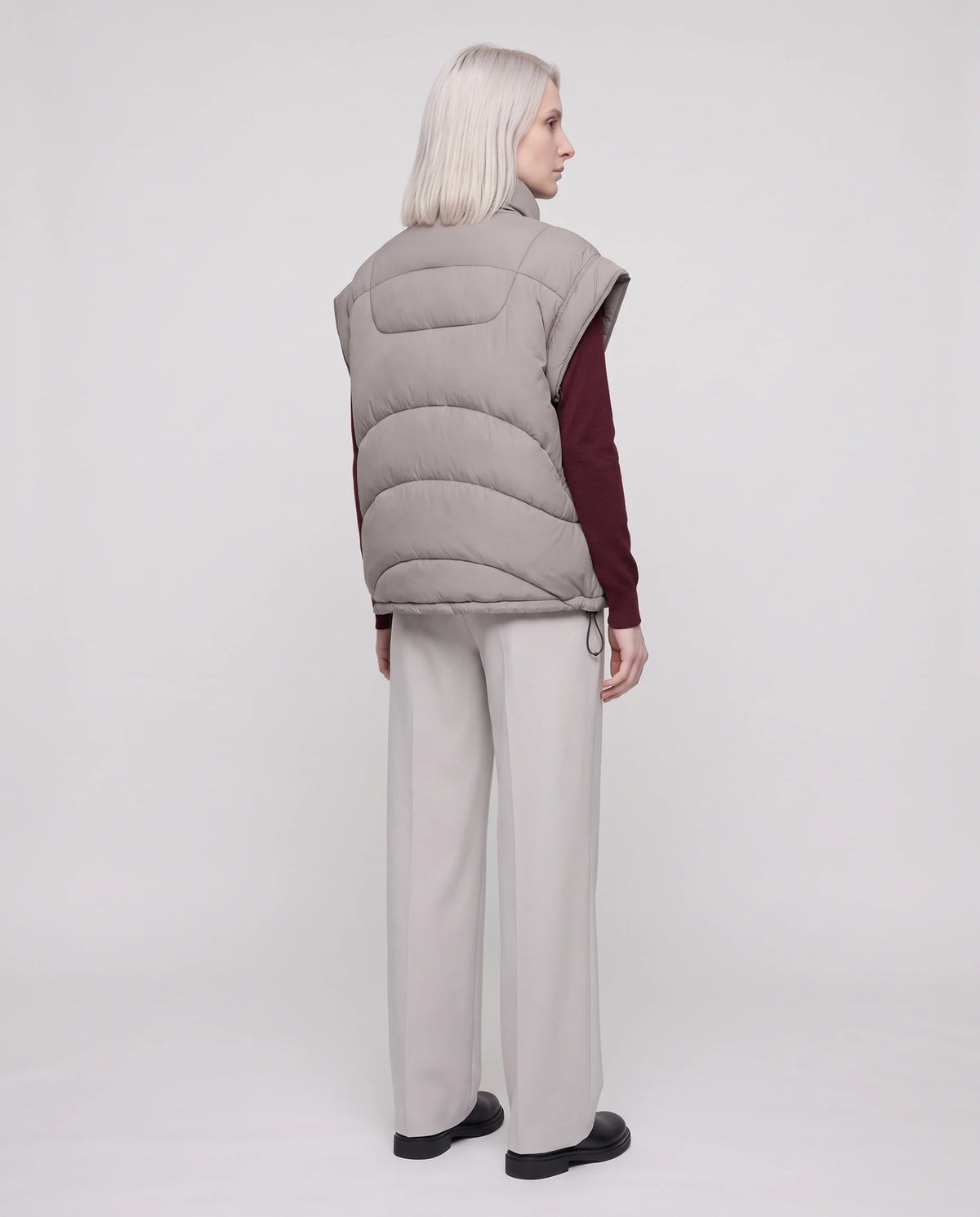 Gilet matelassé sans manches à poches plaquées Anceline en Gris Taupe, vue de dos, empiècement d'épaule arrondi et bandes horizontales