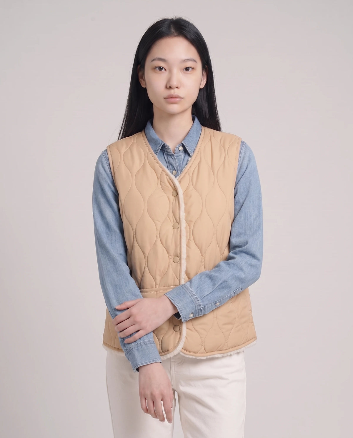 Gilet matelassé doublé sherpa à col V Amaline — Beige Sable, vue buste, gilet fermé