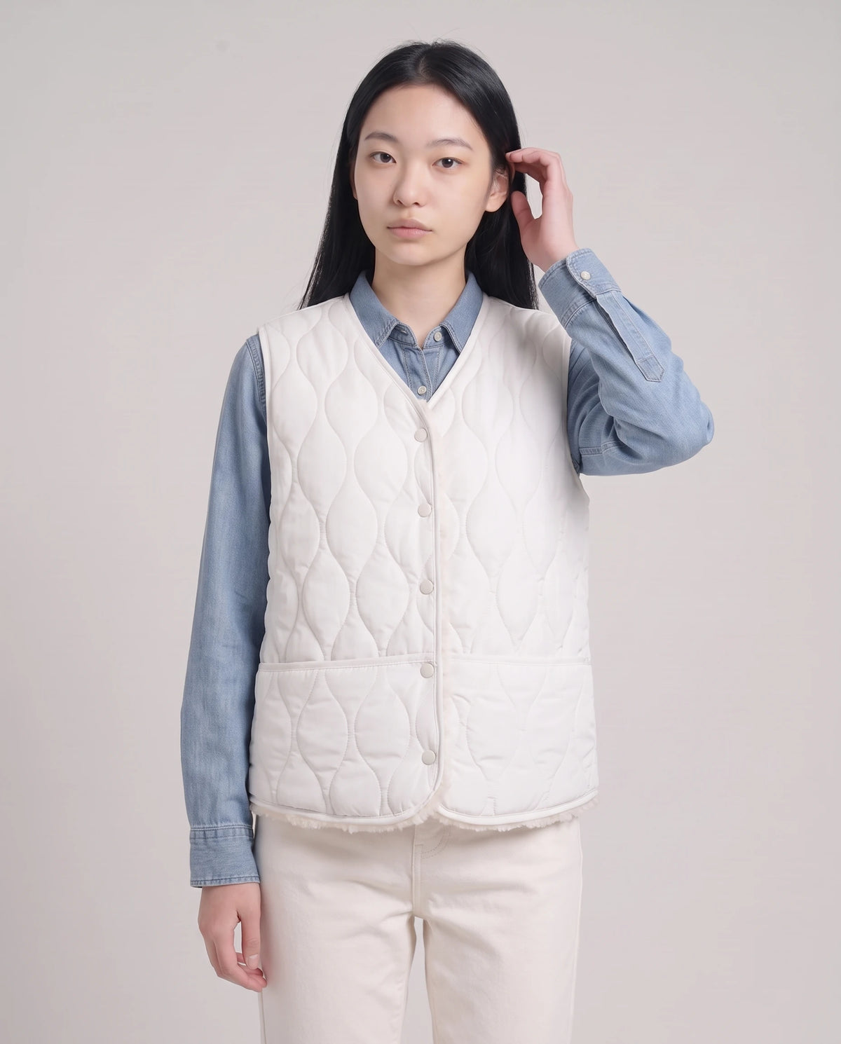 Gilet matelassé doublé sherpa à col V Amaline — Blanc, vue buste, gilet fermé