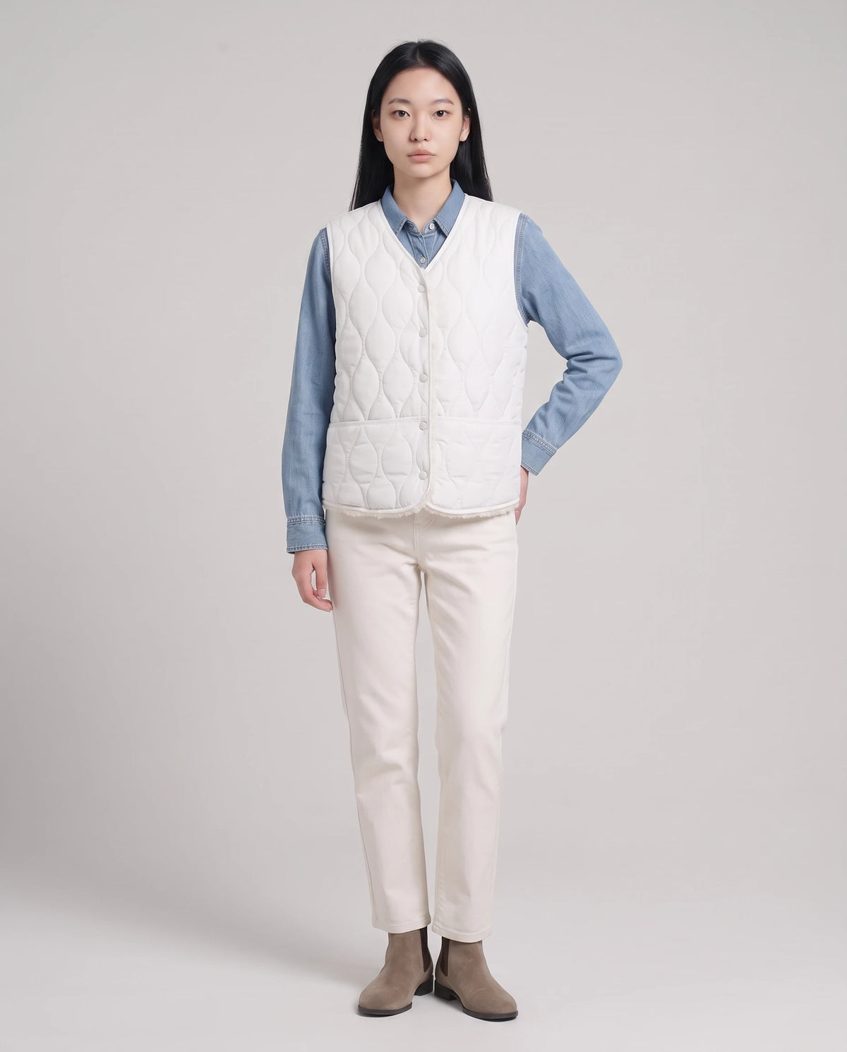 Gilet matelassé doublé sherpa à col V Amaline — Blanc, vue de face en pied