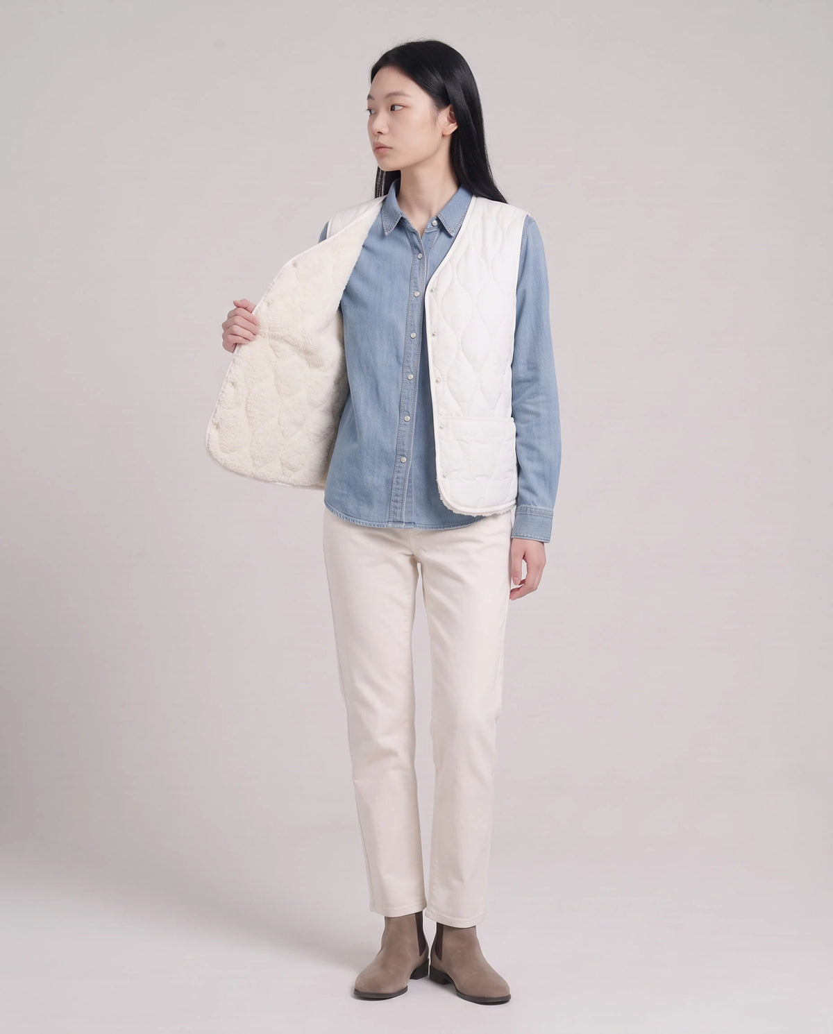 Gilet matelassé doublé sherpa à col V Amaline — Blanc, porté ouvert sur une chemise en jean, doublure sherpa visible