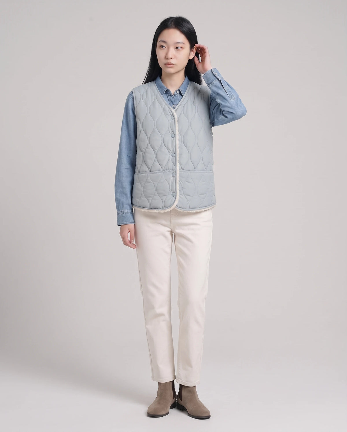 Gilet matelassé doublé sherpa à col V Amaline — Bleu Givré, vue de face en pied