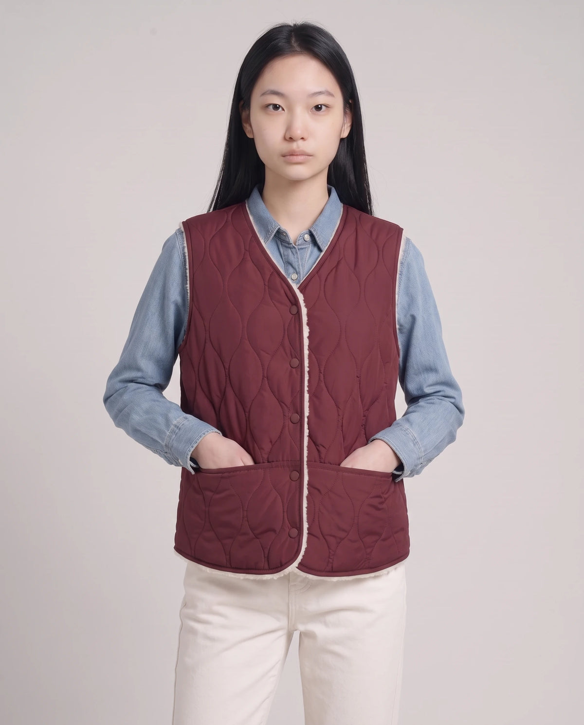 Gilet matelassé doublé sherpa à col V Amaline — Bordeaux, vue buste, gilet fermé