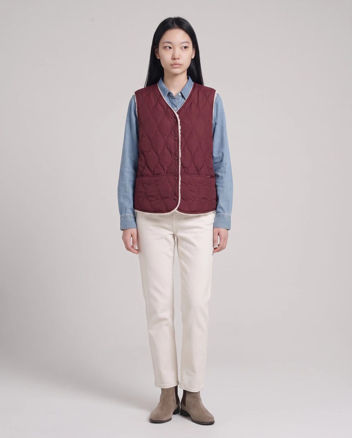 Gilet matelassé doublé sherpa à col V Amaline — Bordeaux, vue de face en pied