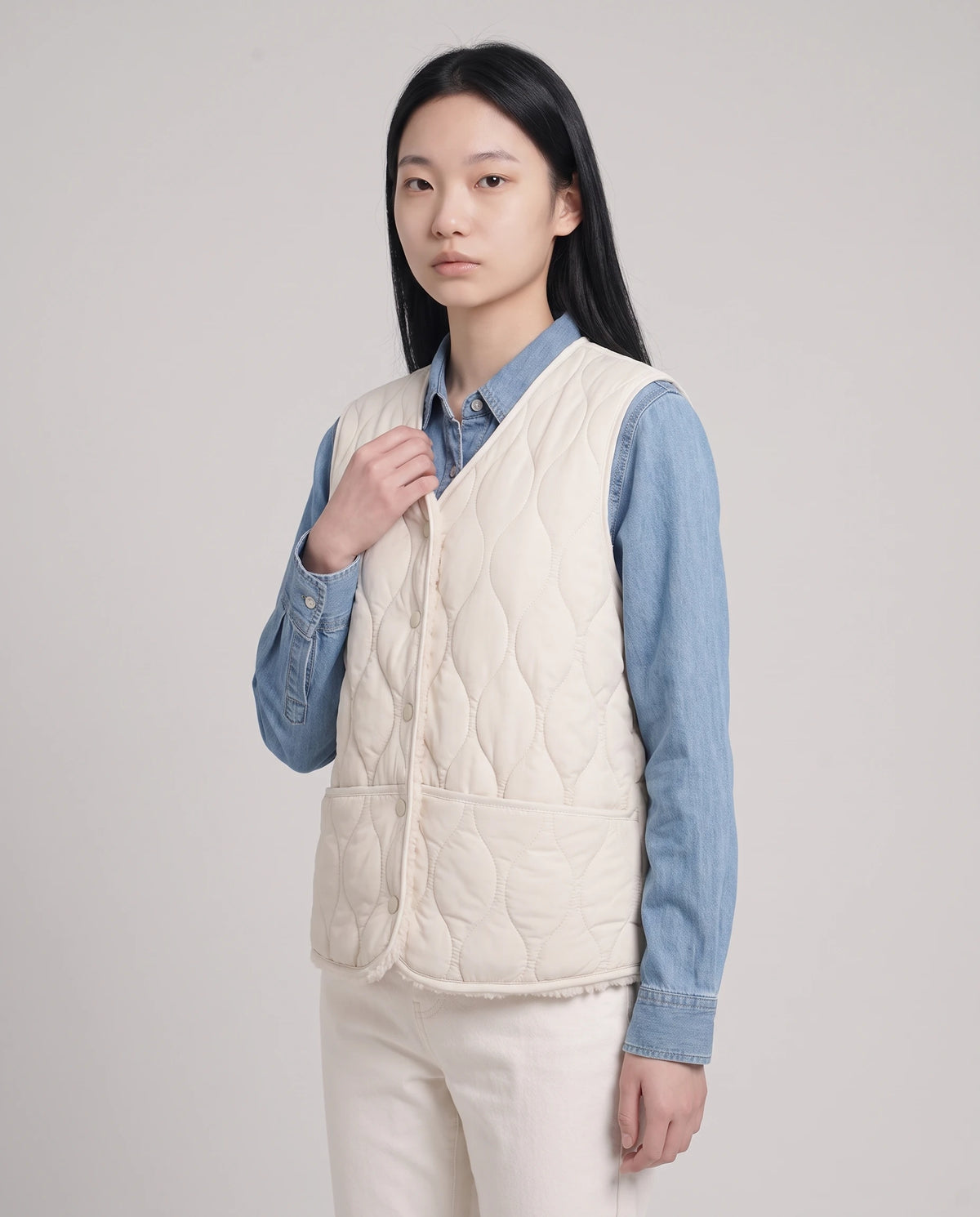 Gilet matelassé doublé sherpa à col V Amaline — Écru, vue buste, gilet fermé