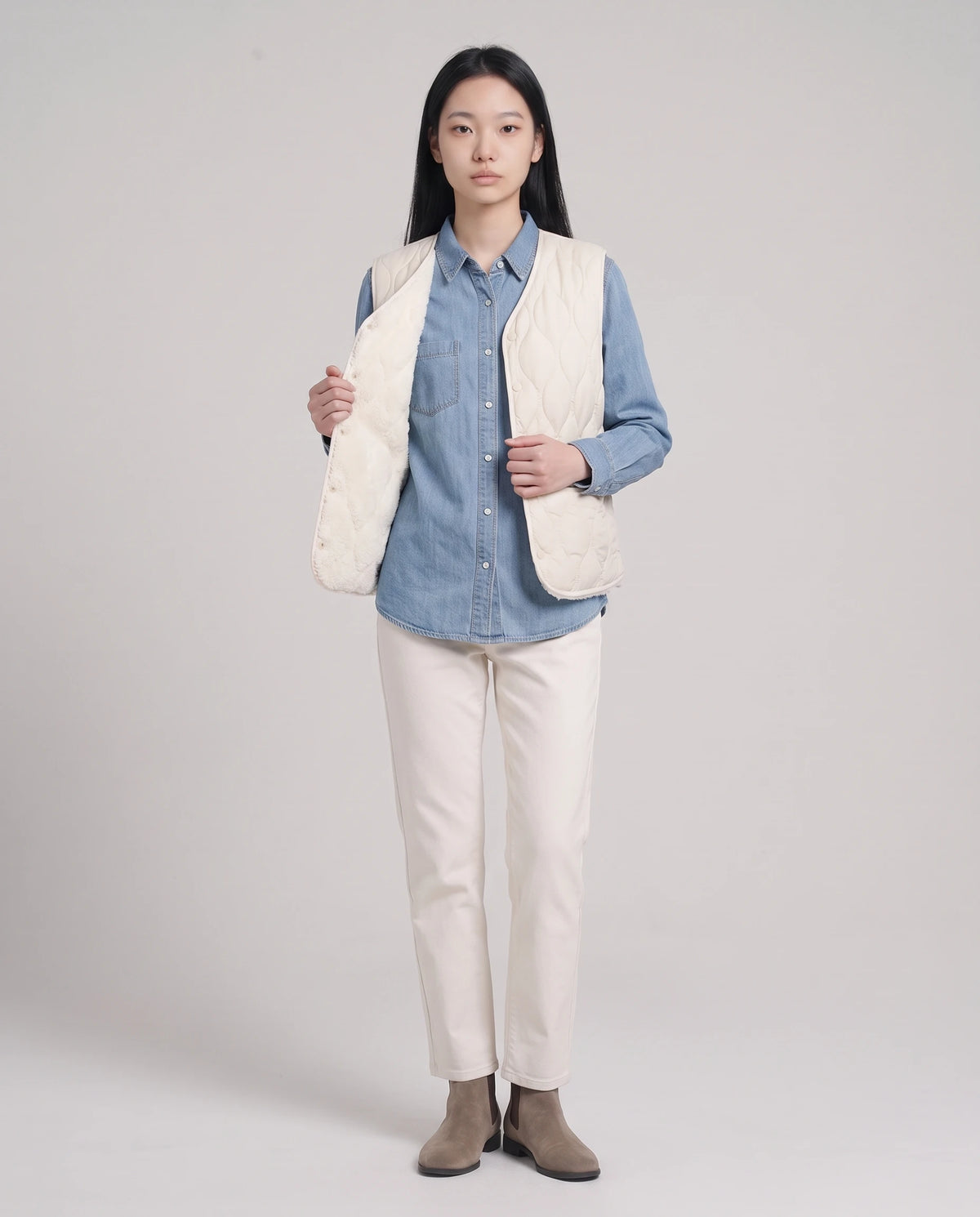 Gilet matelassé doublé sherpa à col V Amaline — Écru, porté ouvert sur une chemise en jean, doublure sherpa visible