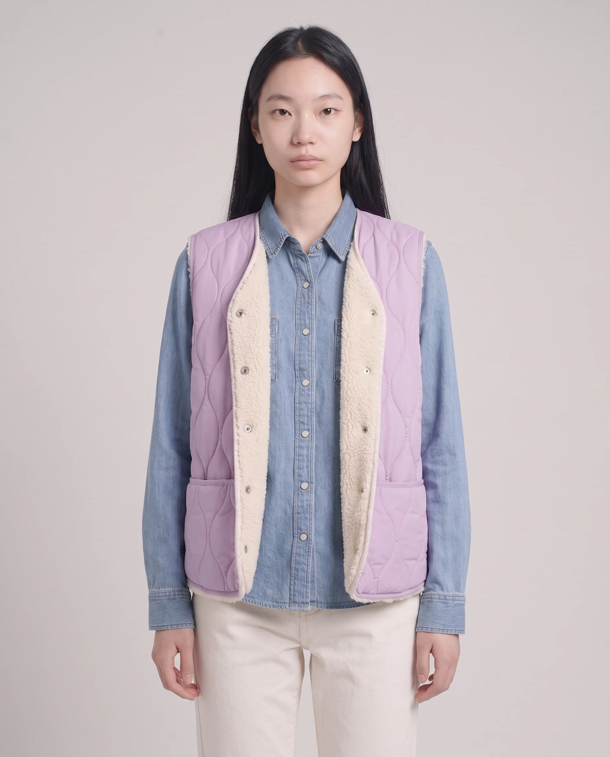 Gilet matelassé doublé sherpa à col V Amaline — Lilas, porté ouvert sur une chemise en jean, doublure sherpa visible
