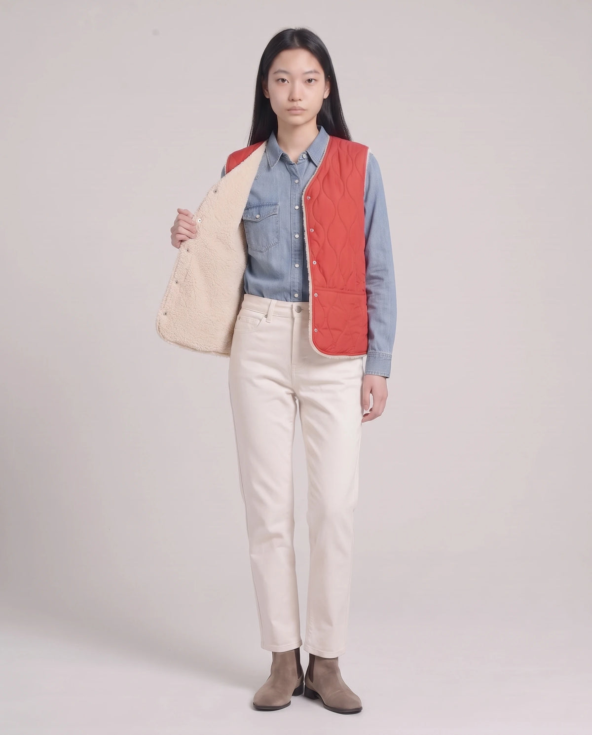 Gilet matelassé doublé sherpa à col V Amaline — Rouge, porté ouvert sur une chemise en jean, doublure sherpa visible