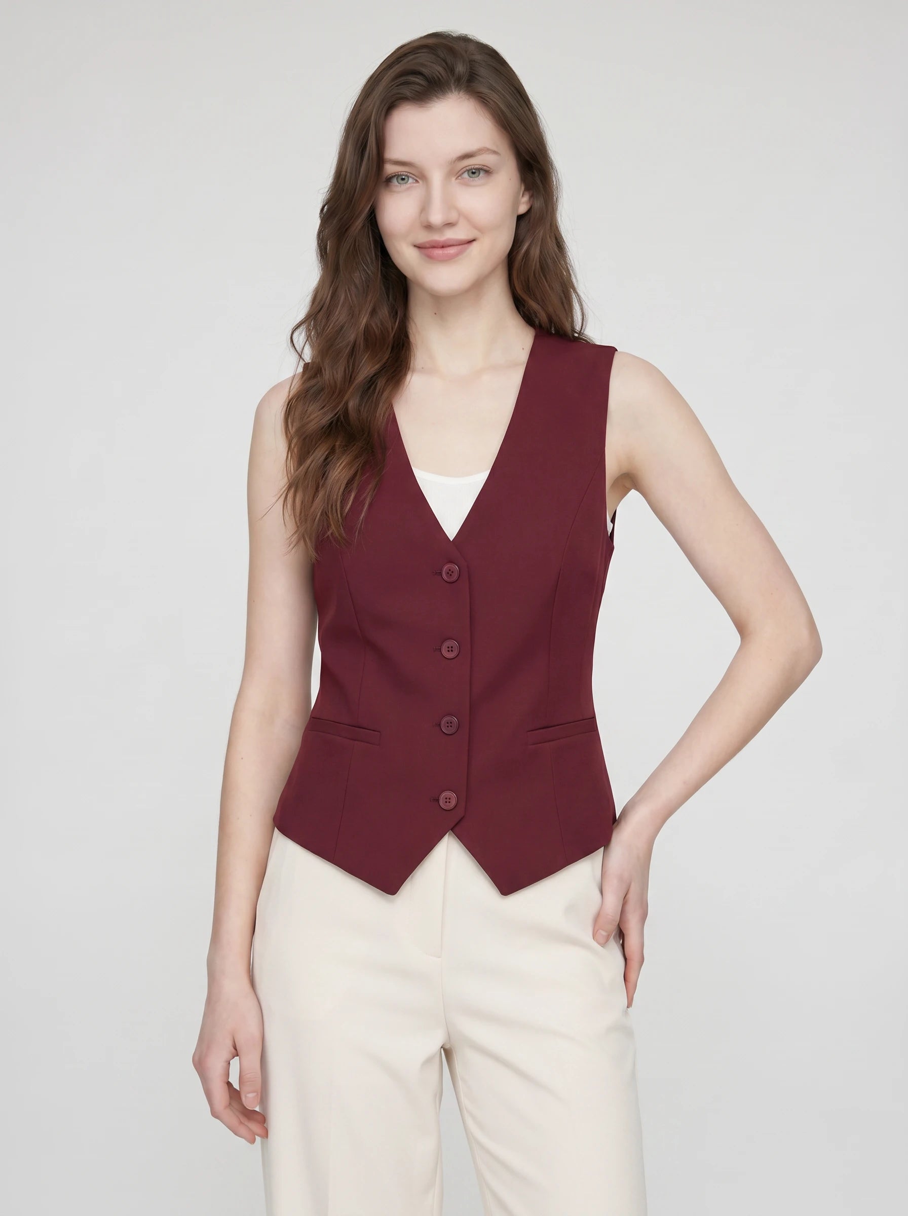 Gilet de tailleur col V bordeaux Marthe, plan rapproché en studio
