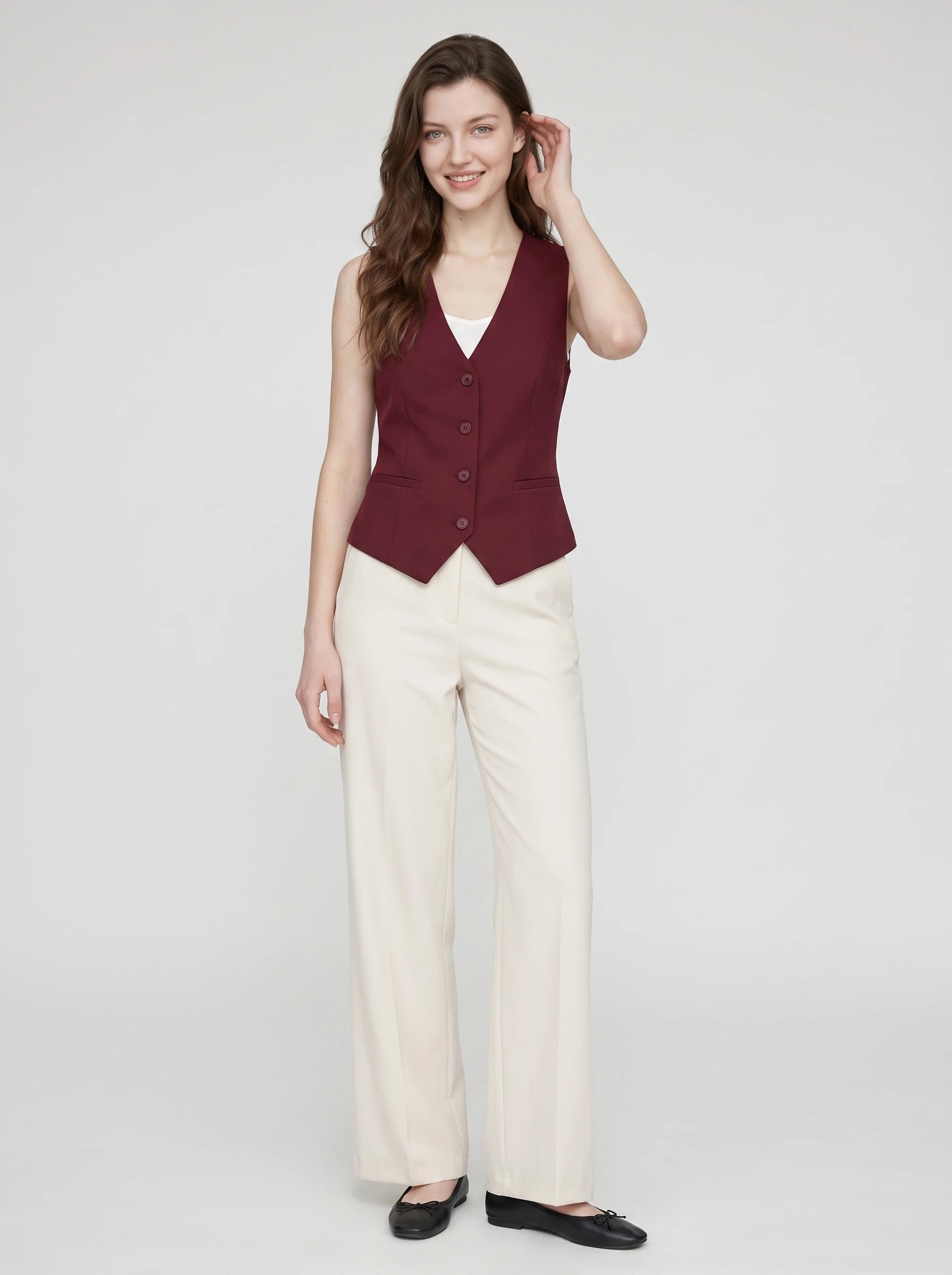 Gilet de tailleur col V bordeaux Marthe porté sur caraco blanc, vue de face en studio