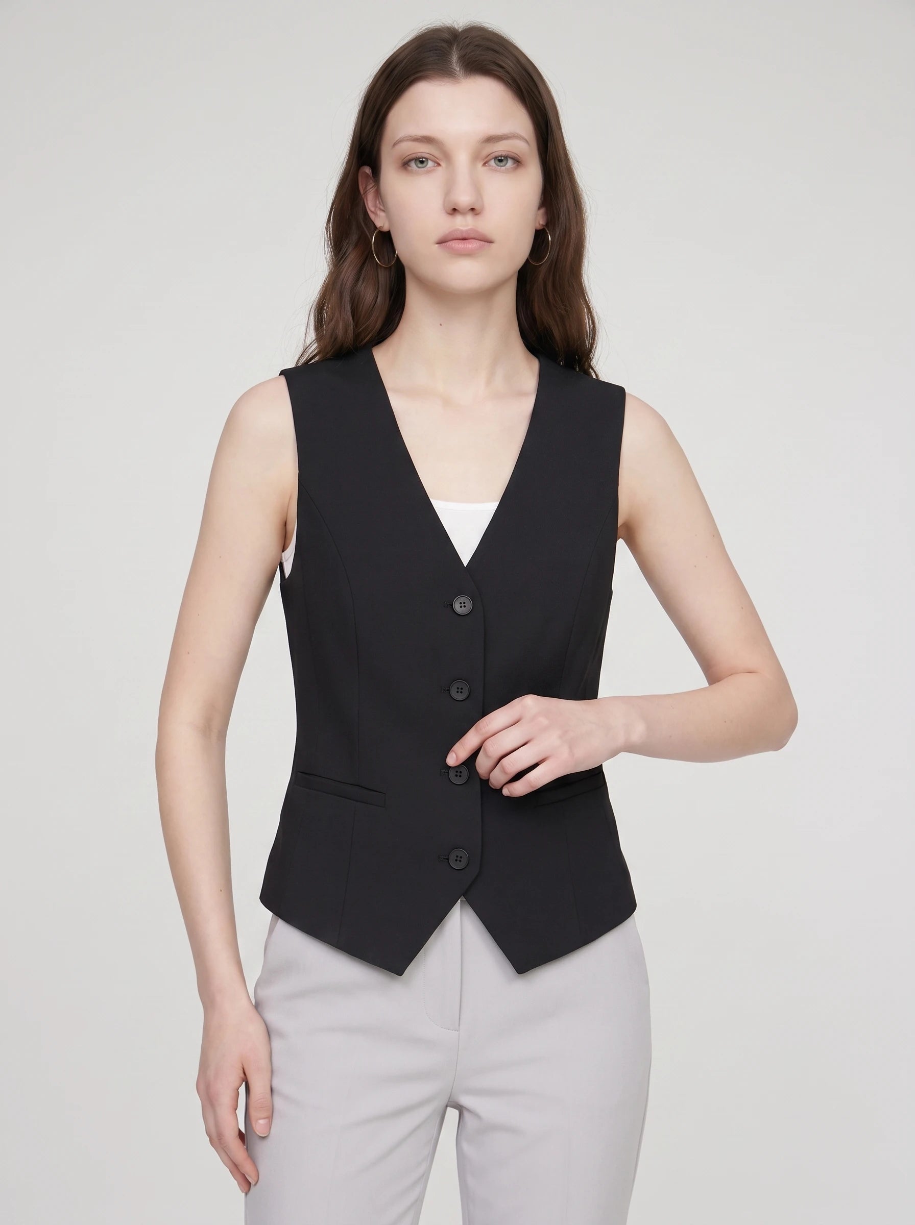 Gilet de tailleur col V noir Marthe, plan rapproché en studio