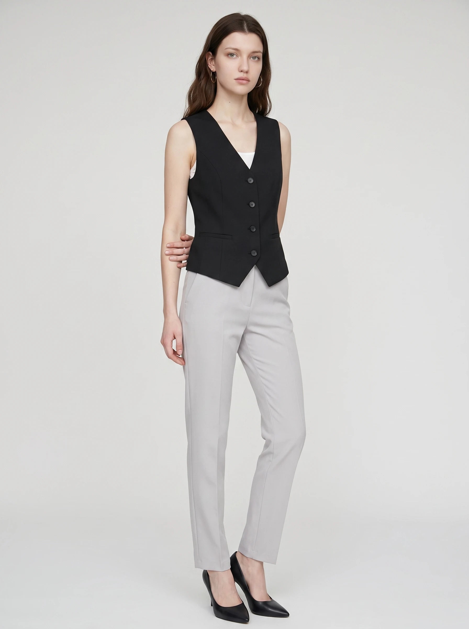 Gilet de tailleur col V noir Marthe porté sur caraco blanc, vue de face en studio