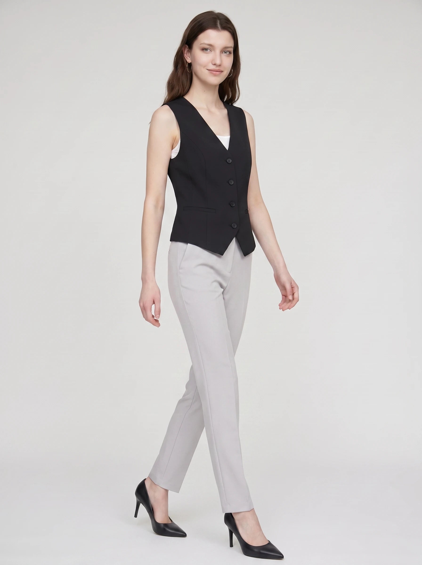 Gilet de tailleur col V noir Marthe, vue de trois quarts en studio