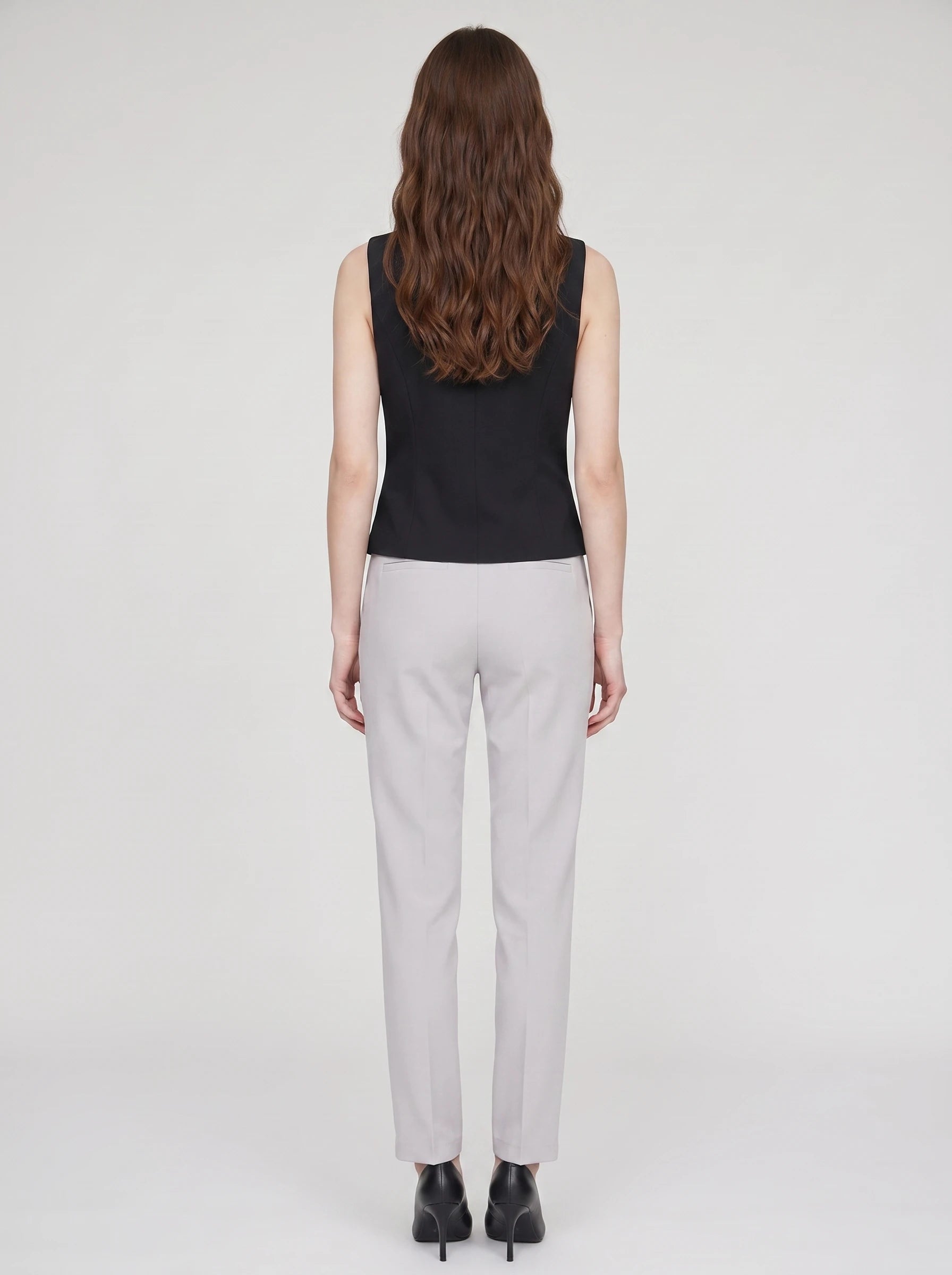Gilet de tailleur col V noir Marthe, vue de dos en studio
