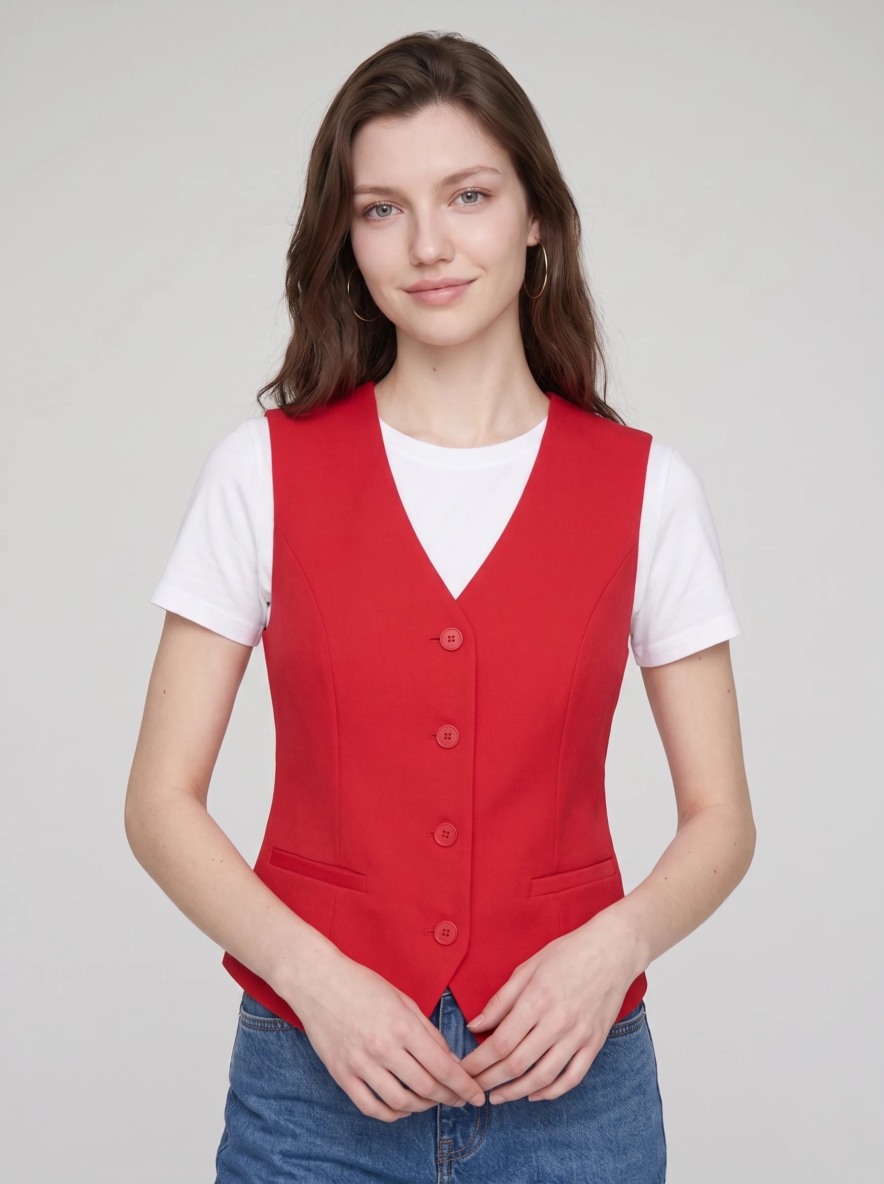 Gilet de tailleur col V rouge Marthe, plan rapproché en studio