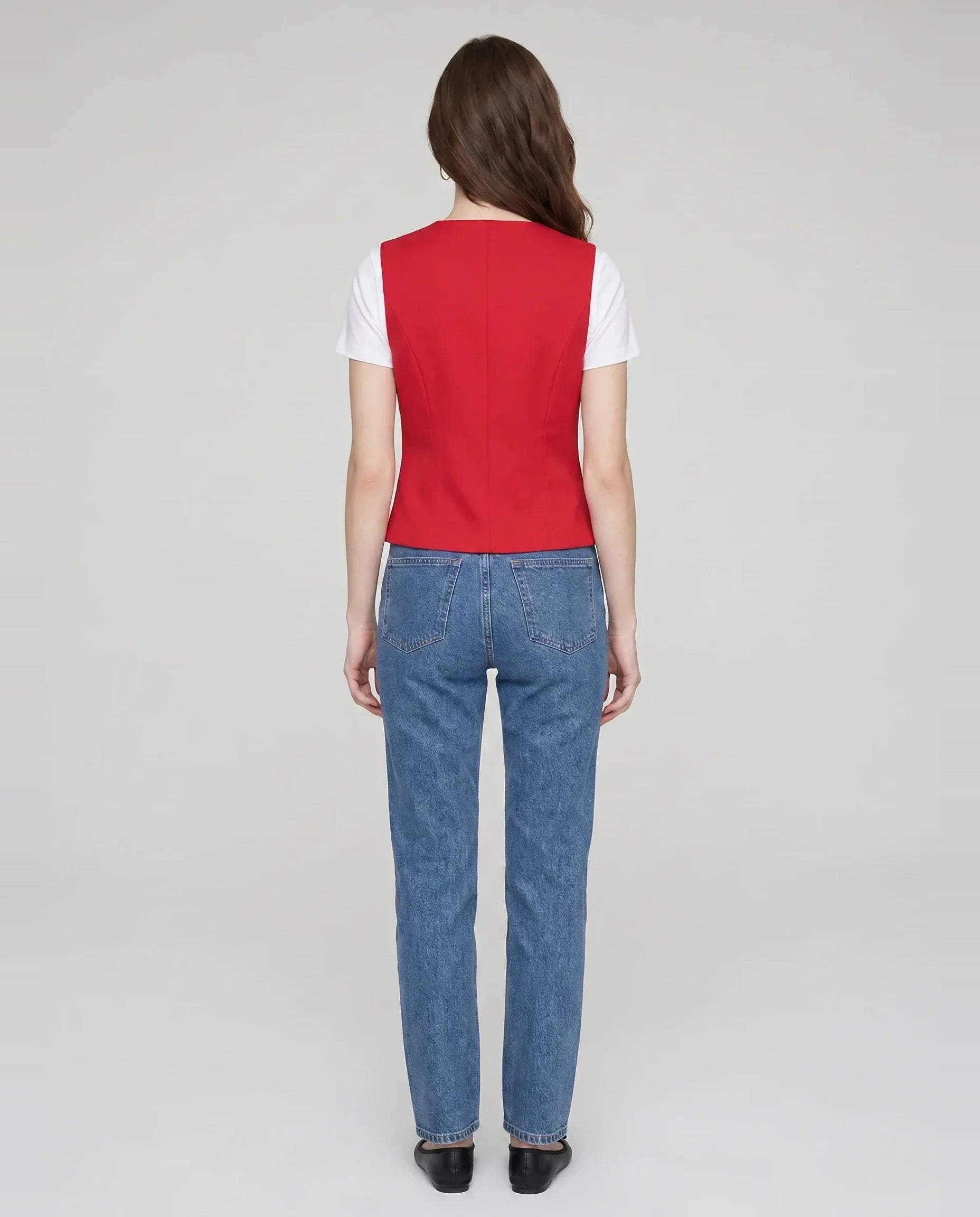 Gilet de tailleur col V rouge Marthe, vue de dos en studio