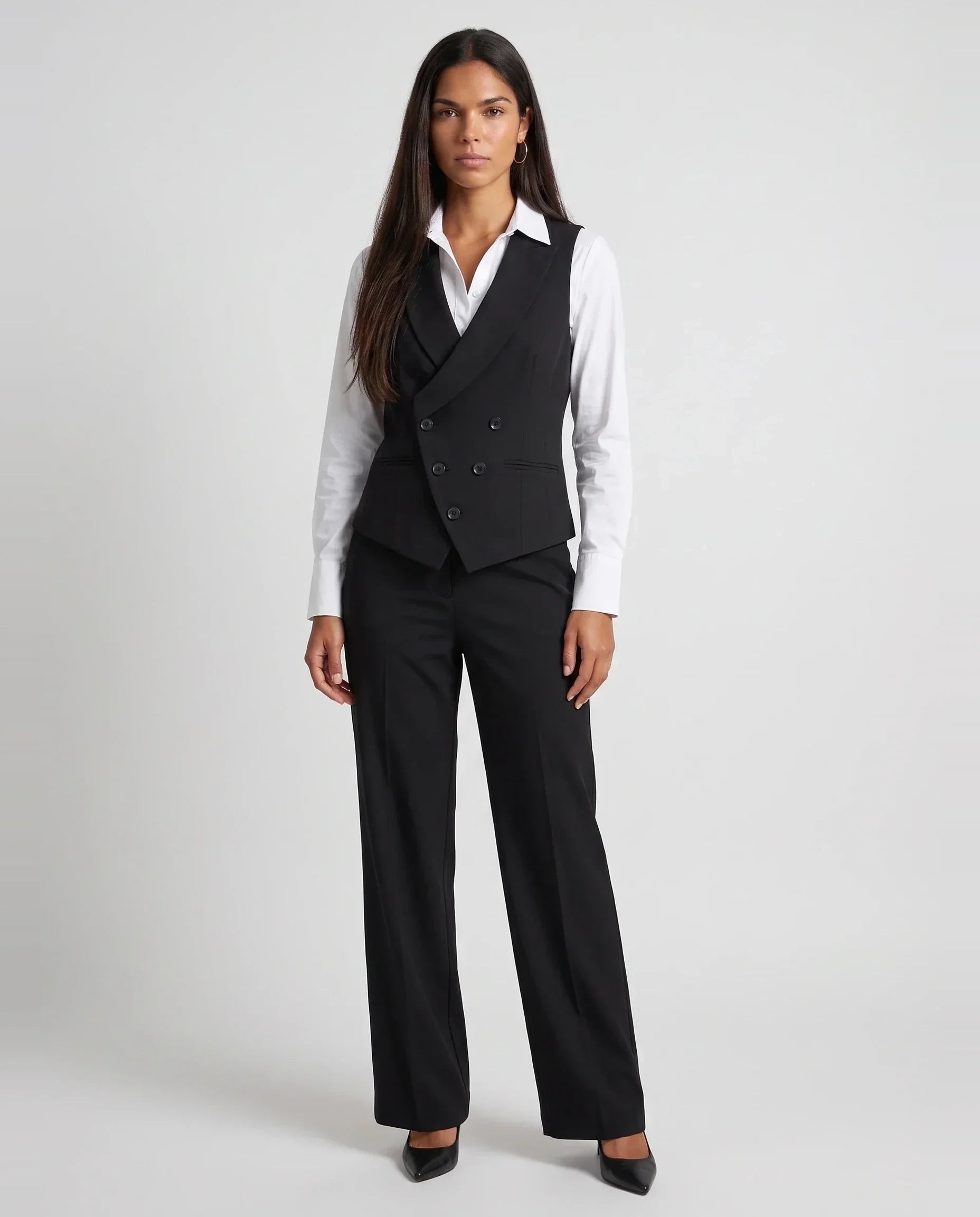Gilet de tailleur croisé noir Morgane porté sur chemise blanche, vue de face en studio