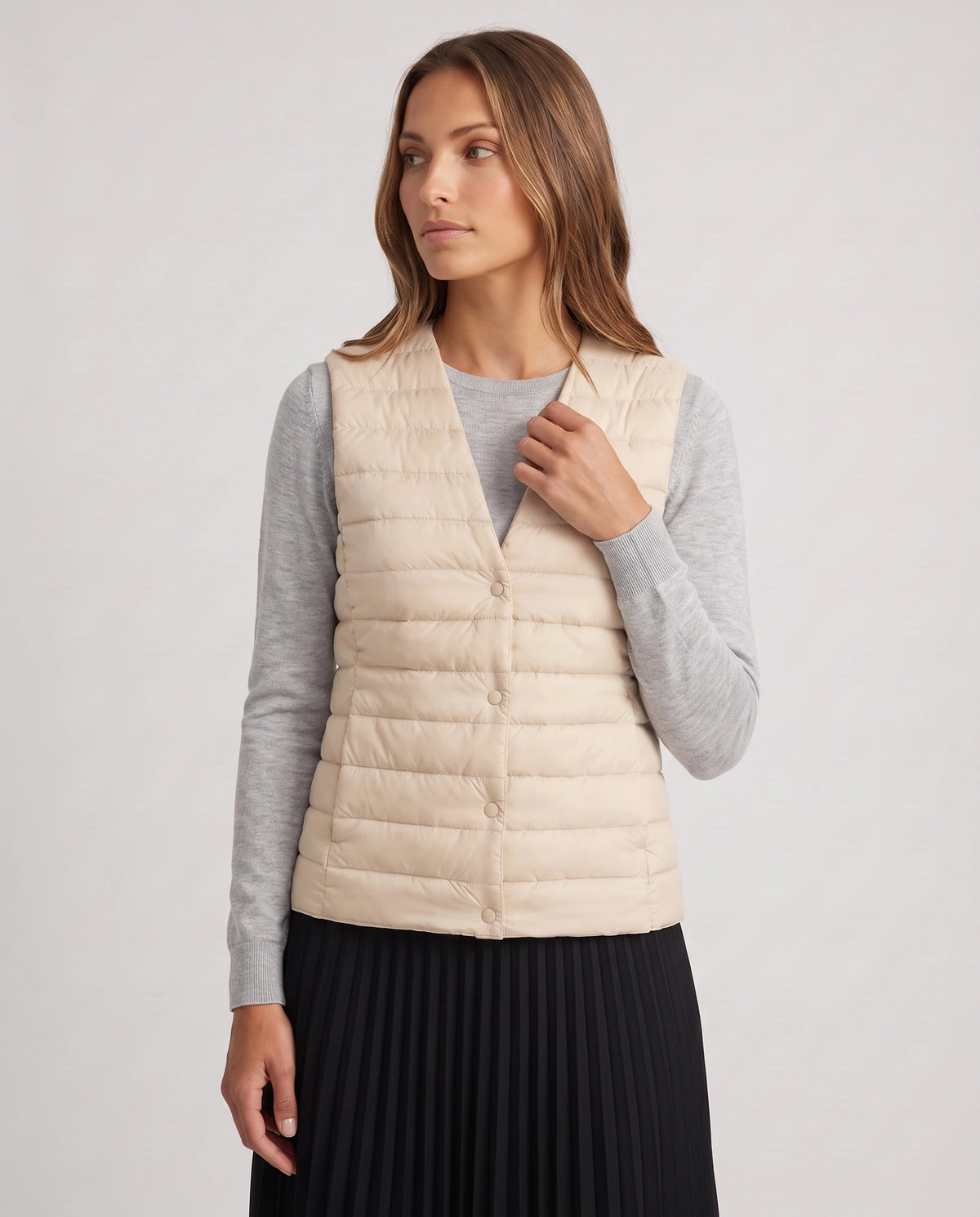 Gilet ultra-léger à col rond transformable Valérie en Beige Clair, col transformé en col V, pans rabattus vers l’intérieur