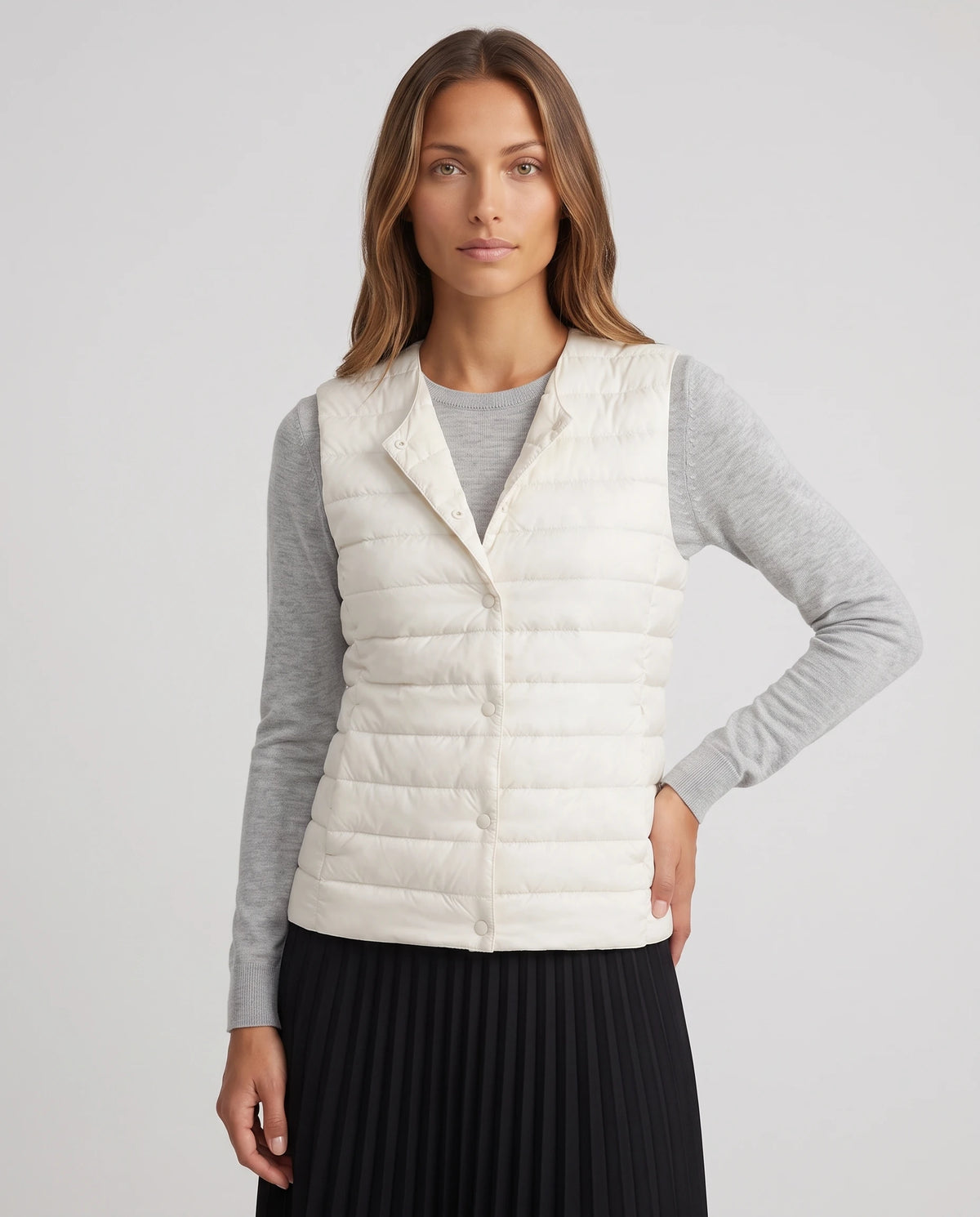 Gilet ultra-léger à col rond transformable Valérie en Blanc Cassé, col transformé en col V, pans rabattus vers l’intérieur