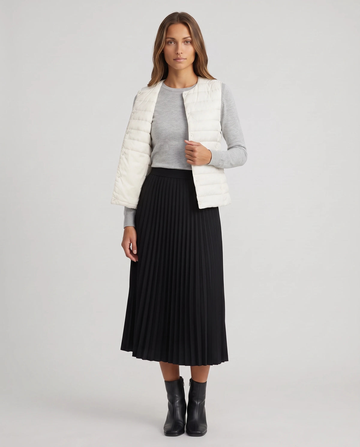 Gilet ultra-léger à col rond transformable Valérie en Blanc Cassé, porté ouvert sur un pull fin gris perle, doublure unie visible