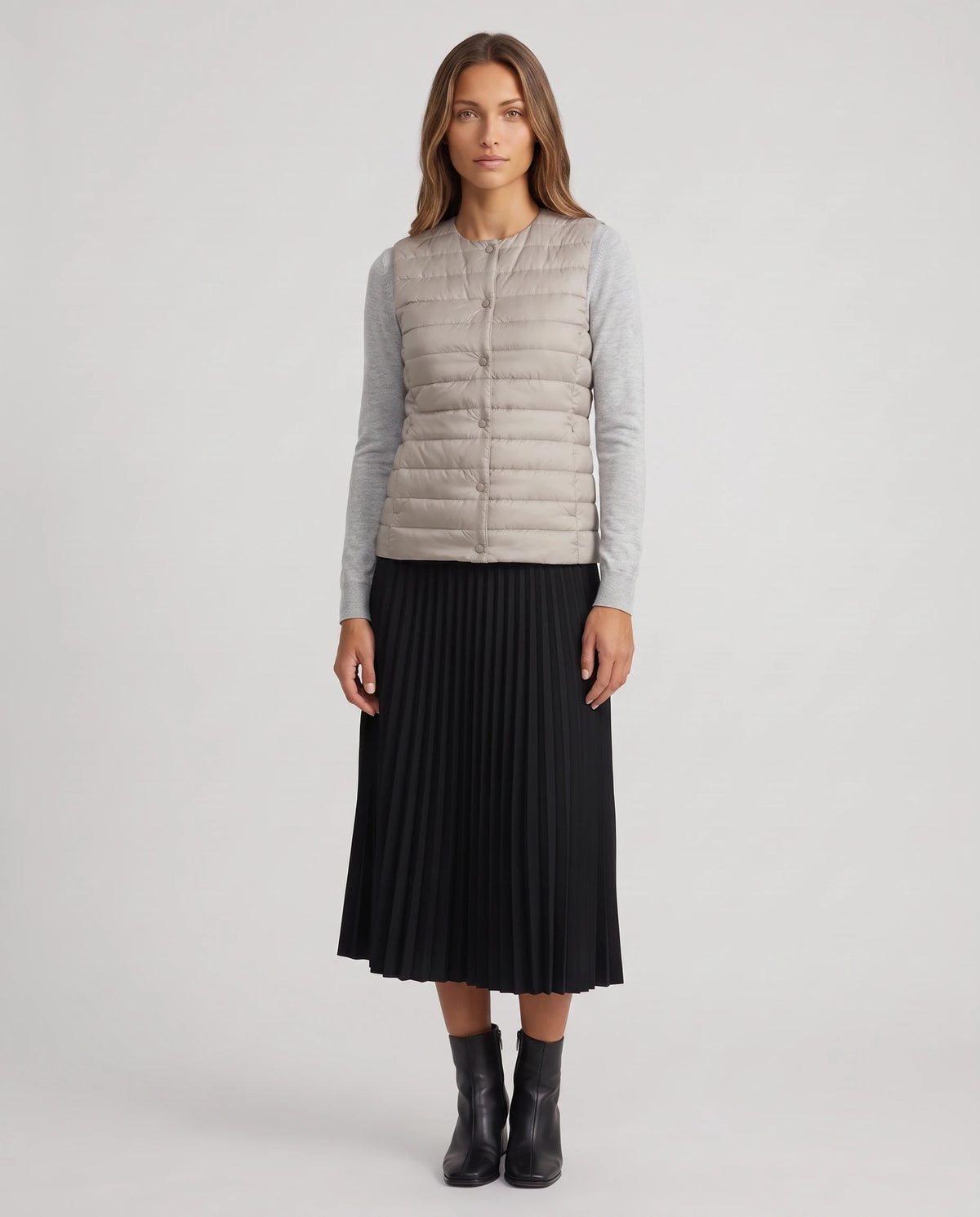 Gilet ultra-léger à col rond transformable Valérie en Gris Givré, vue de face en pied, fins canaux horizontaux et patte à pressions