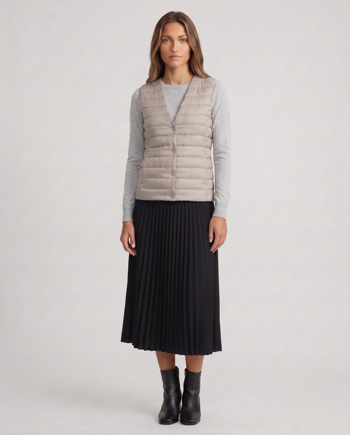 Gilet ultra-léger à col rond transformable Valérie en Gris Givré, col transformé en col V, pans rabattus vers l’intérieur