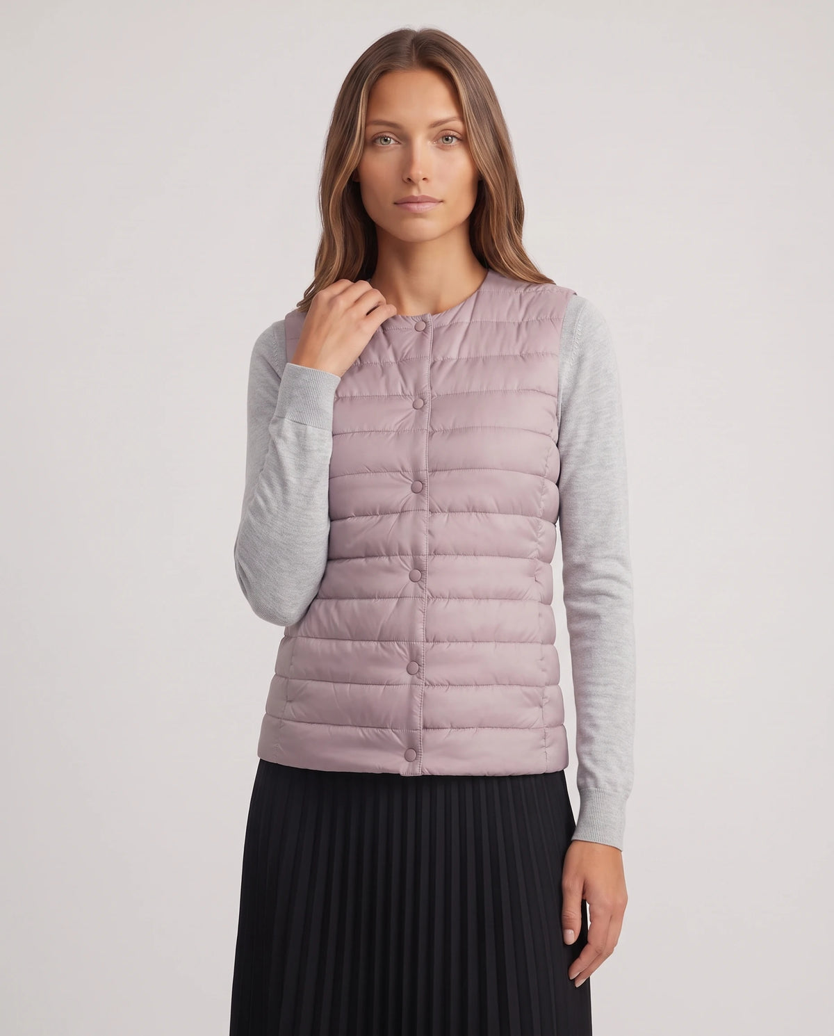 Gilet ultra-léger à col rond transformable Valérie en Mauve Poudré, plan rapproché, col rond fermé par les pressions