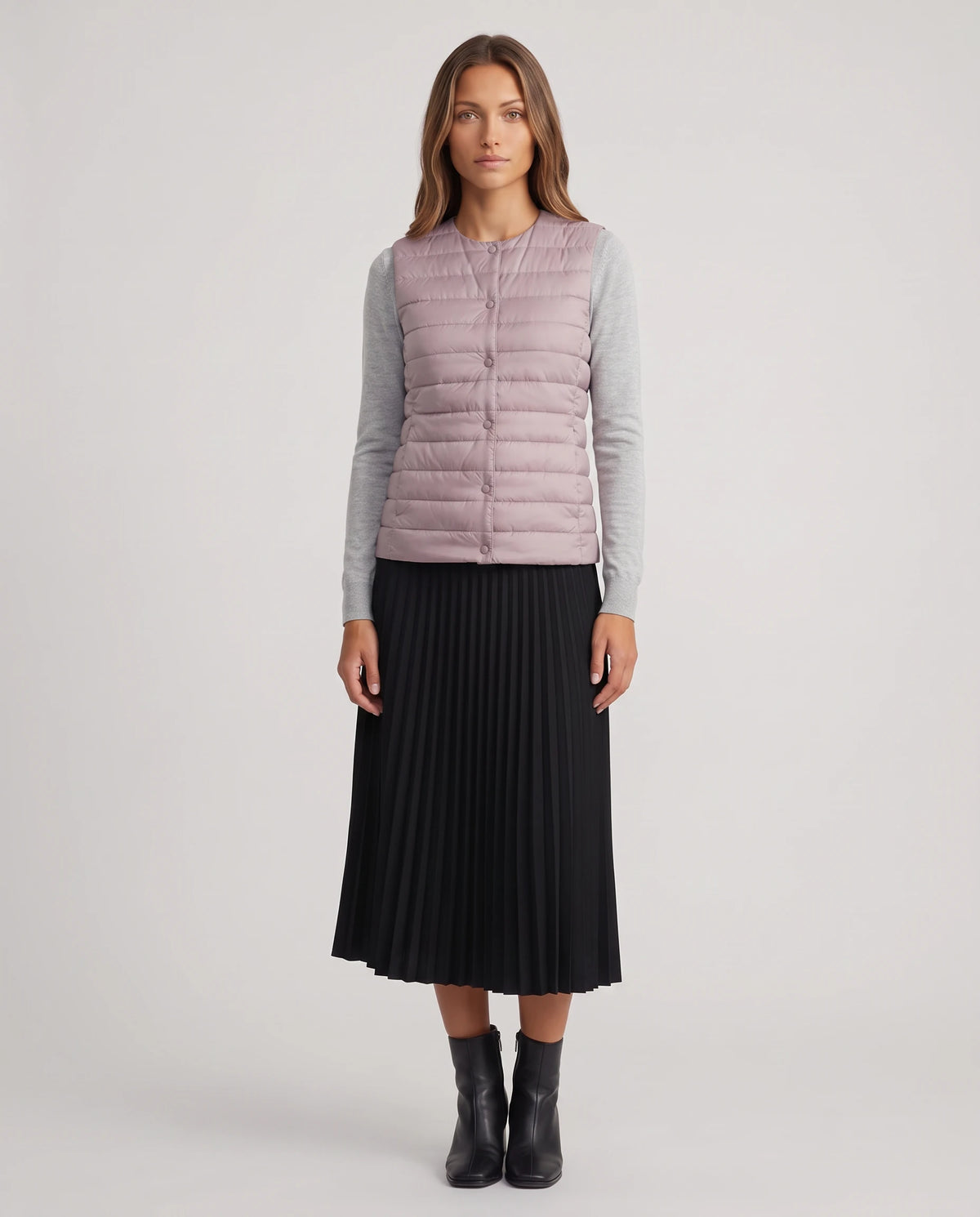 Gilet ultra-léger à col rond transformable Valérie en Mauve Poudré, vue de face en pied, fins canaux horizontaux et patte à pressions