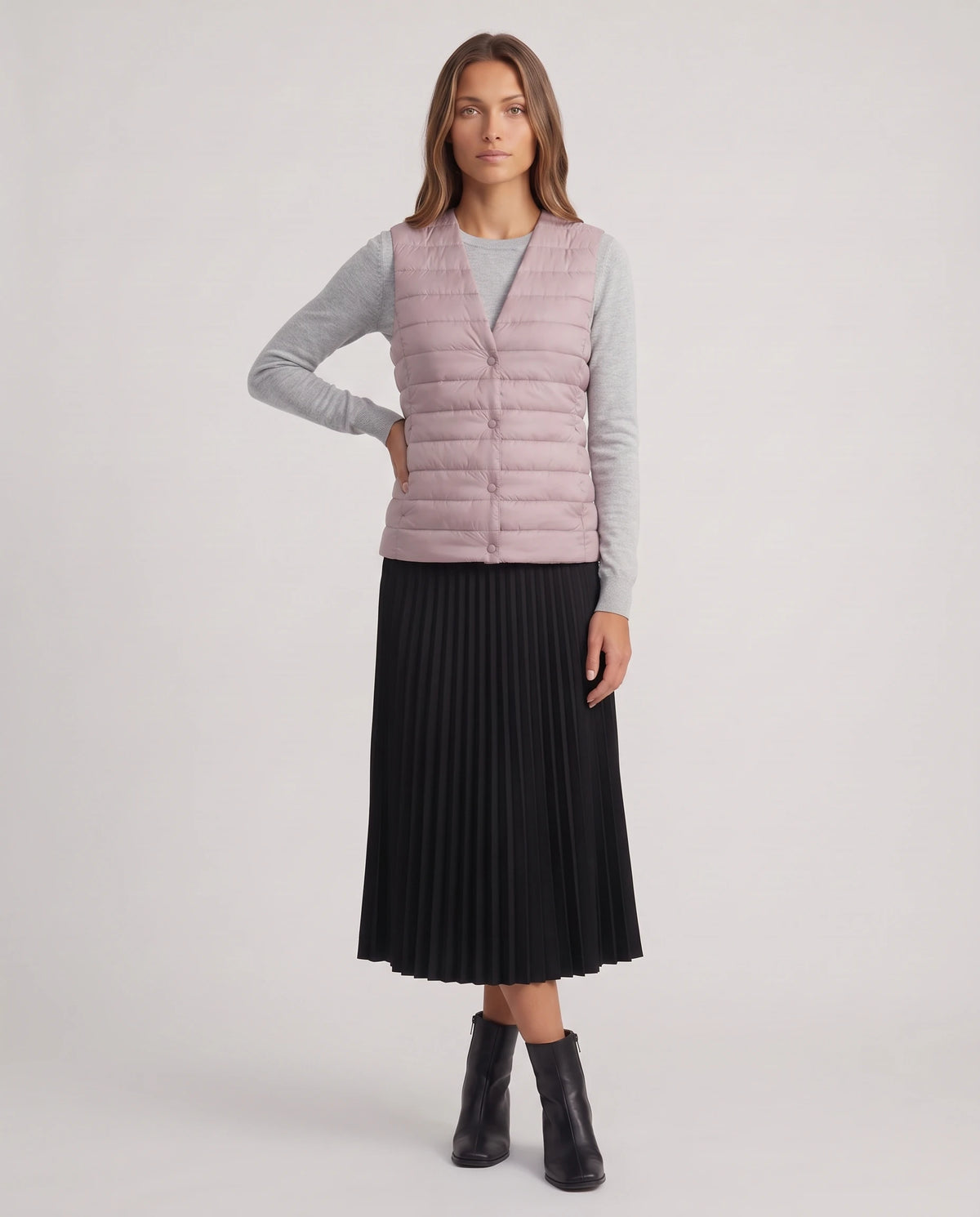 Gilet ultra-léger à col rond transformable Valérie en Mauve Poudré, col transformé en col V, pans rabattus vers l’intérieur