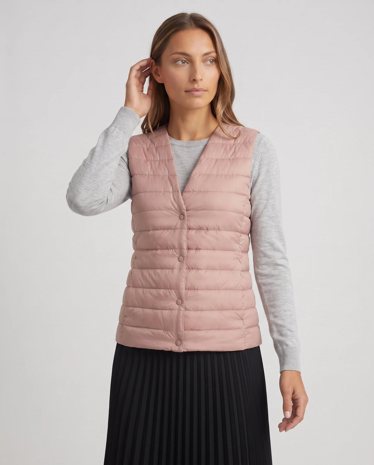 Gilet ultra-léger à col rond transformable Valérie en Rose Nude, col transformé en col V, pans rabattus vers l’intérieur