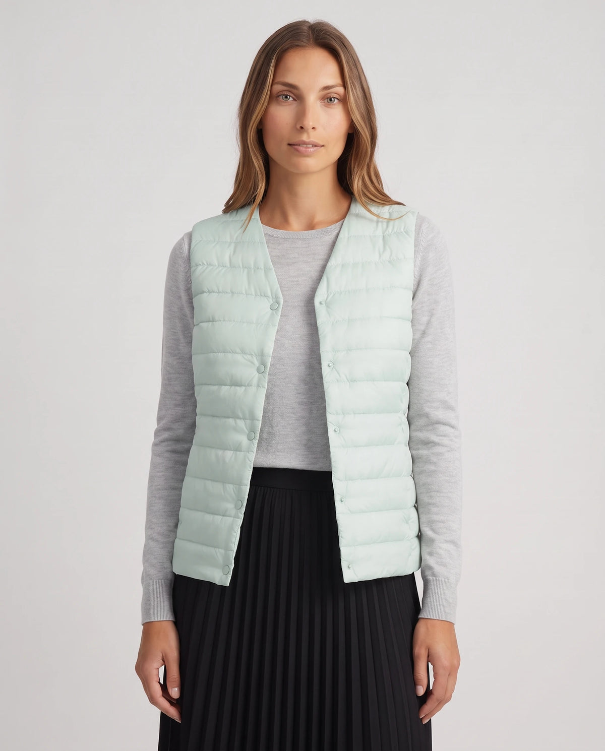 Gilet ultra-léger à col rond transformable Valérie en Vert d’Eau, col transformé en col V, pans rabattus vers l’intérieur