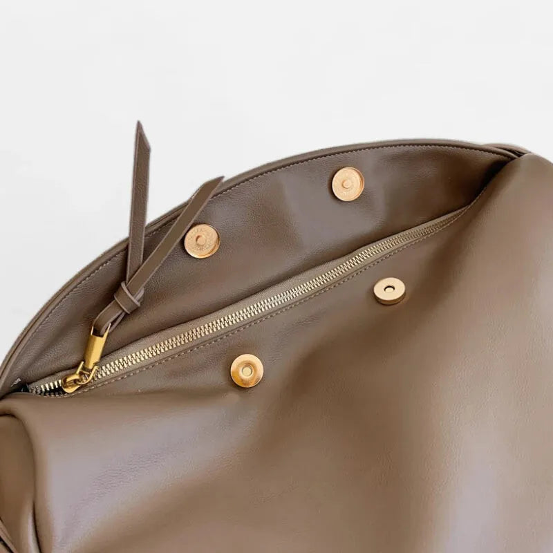 Grand sac à main banane demi-lune en cuir chic Marcelle
