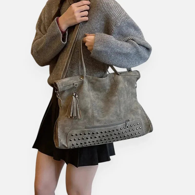 Grand sac à main bandoulière avec dessous clouté et charms pompon Giulia