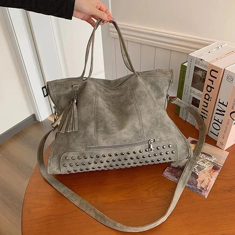 Grand sac à main bandoulière avec dessous clouté et charms pompon Giulia